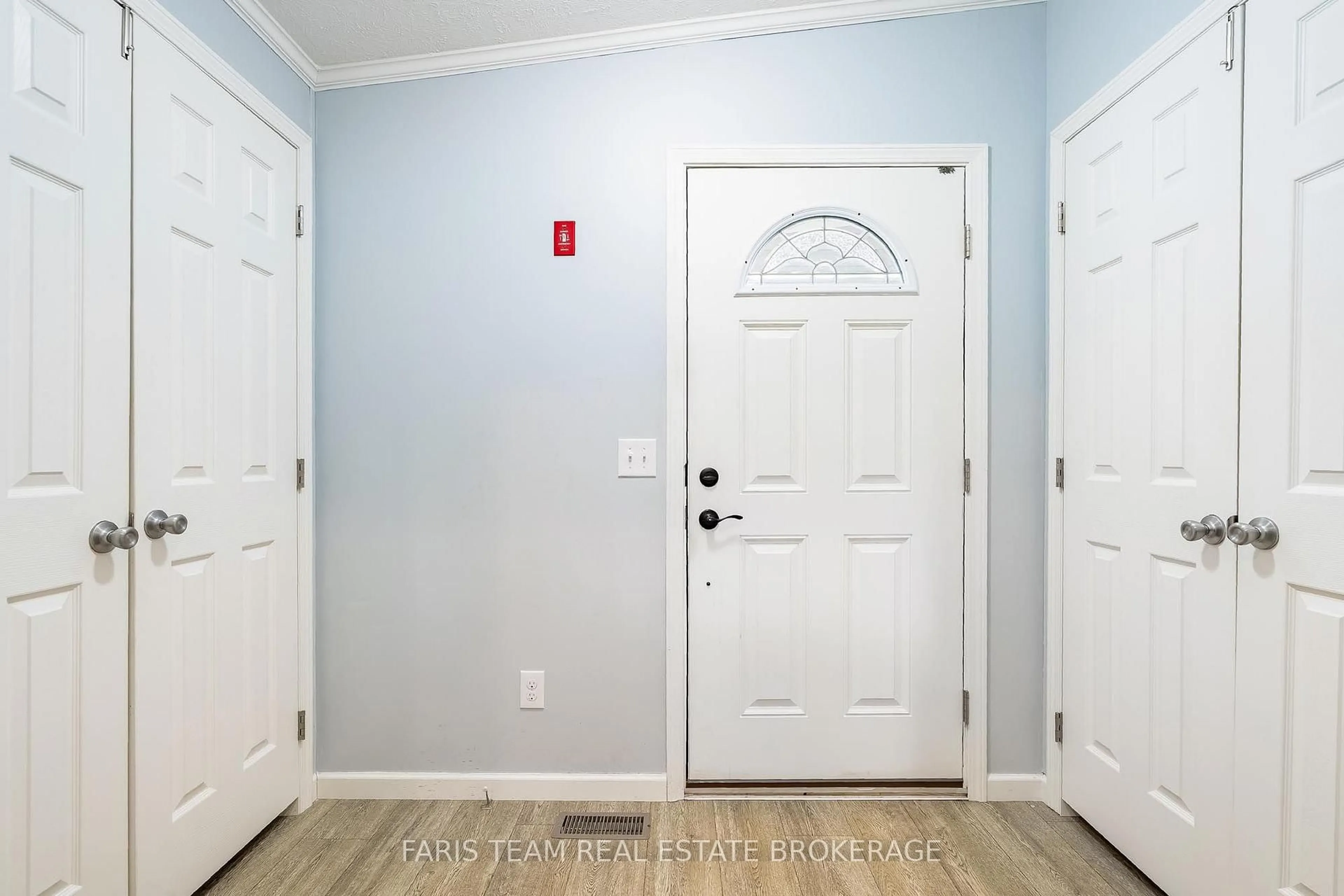 Indoor entryway for 37 Hawthorne Dr, Innisfil Ontario L9S 1P1