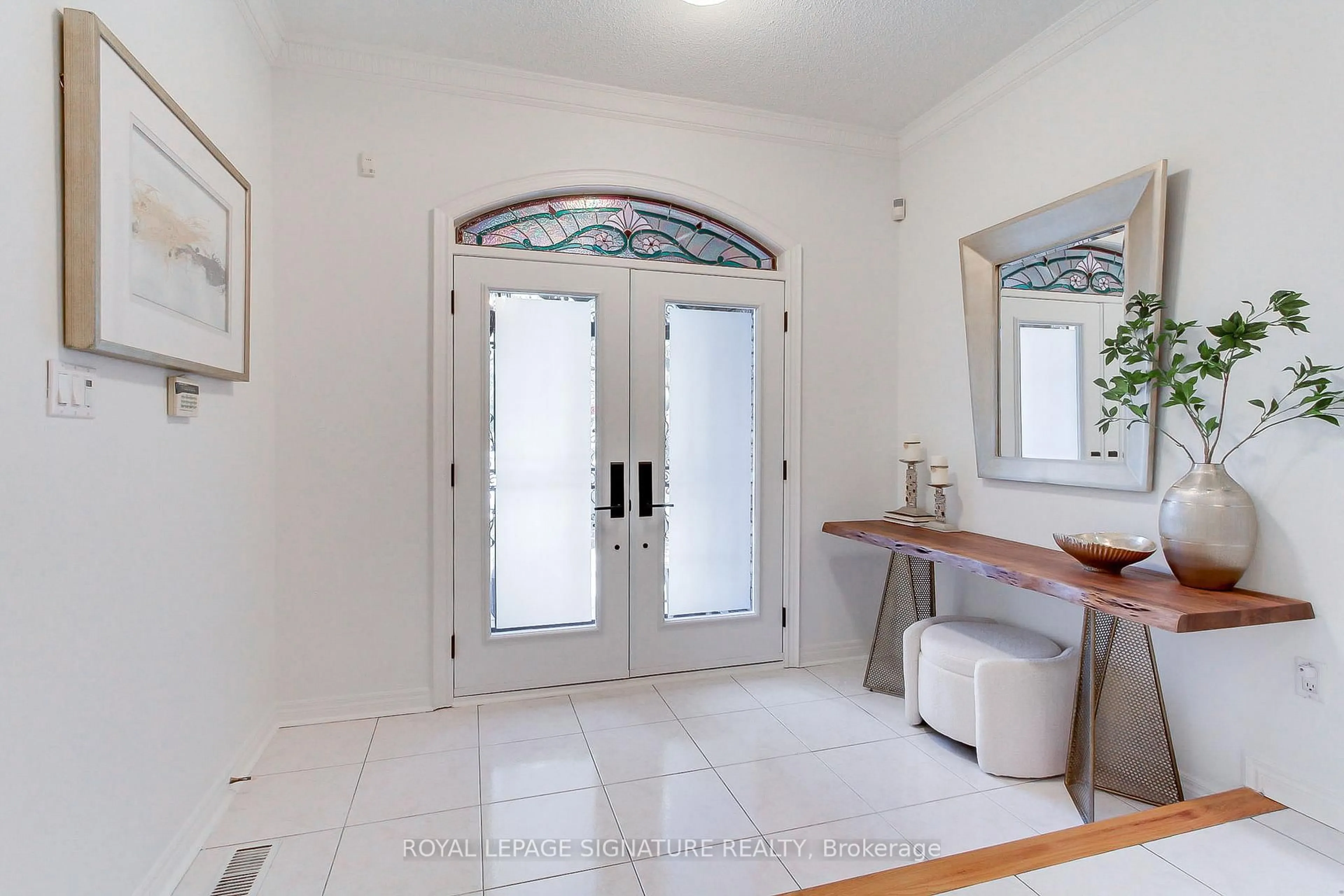 Indoor entryway for 70 Graydon Cres, Richmond Hill Ontario L4B 3W7