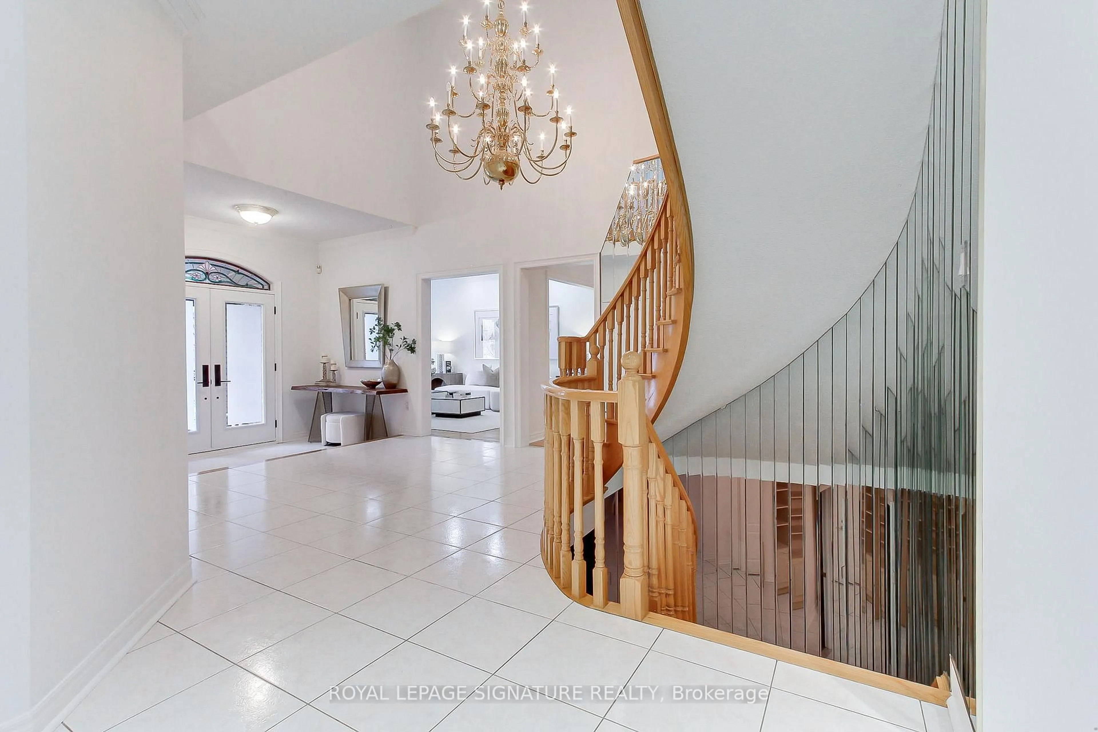 Indoor foyer for 70 Graydon Cres, Richmond Hill Ontario L4B 3W7