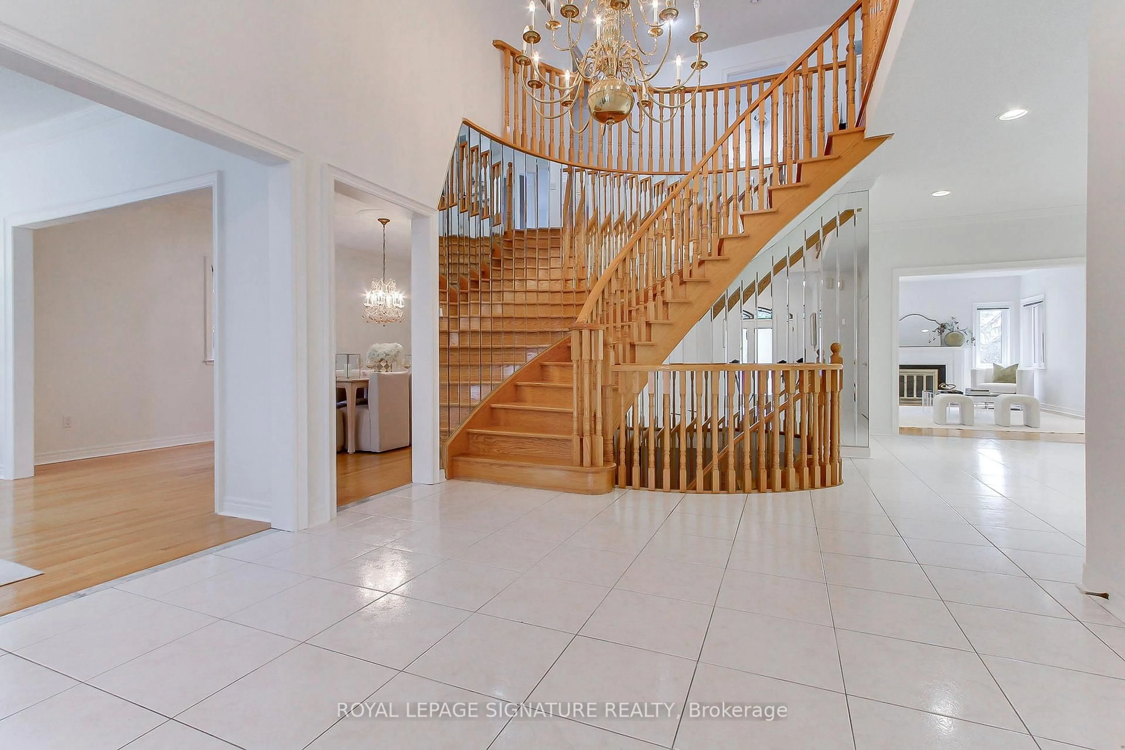 Indoor foyer for 70 Graydon Cres, Richmond Hill Ontario L4B 3W7