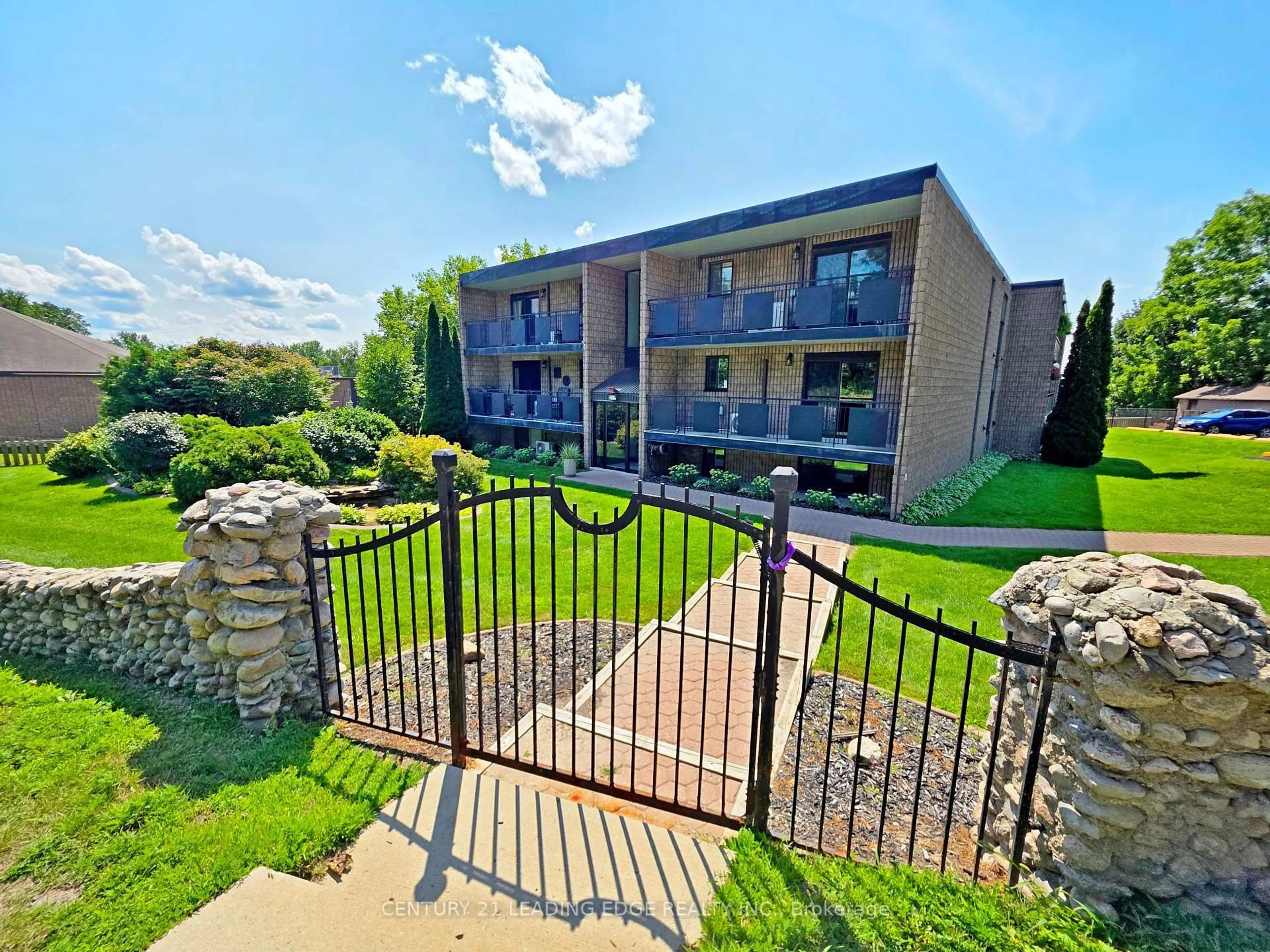 A pic from outside/outdoor area/front of a property/back of a property/a pic from drone, unknown for 74 The Queensway #206, Georgina Ontario L4P 1Z3