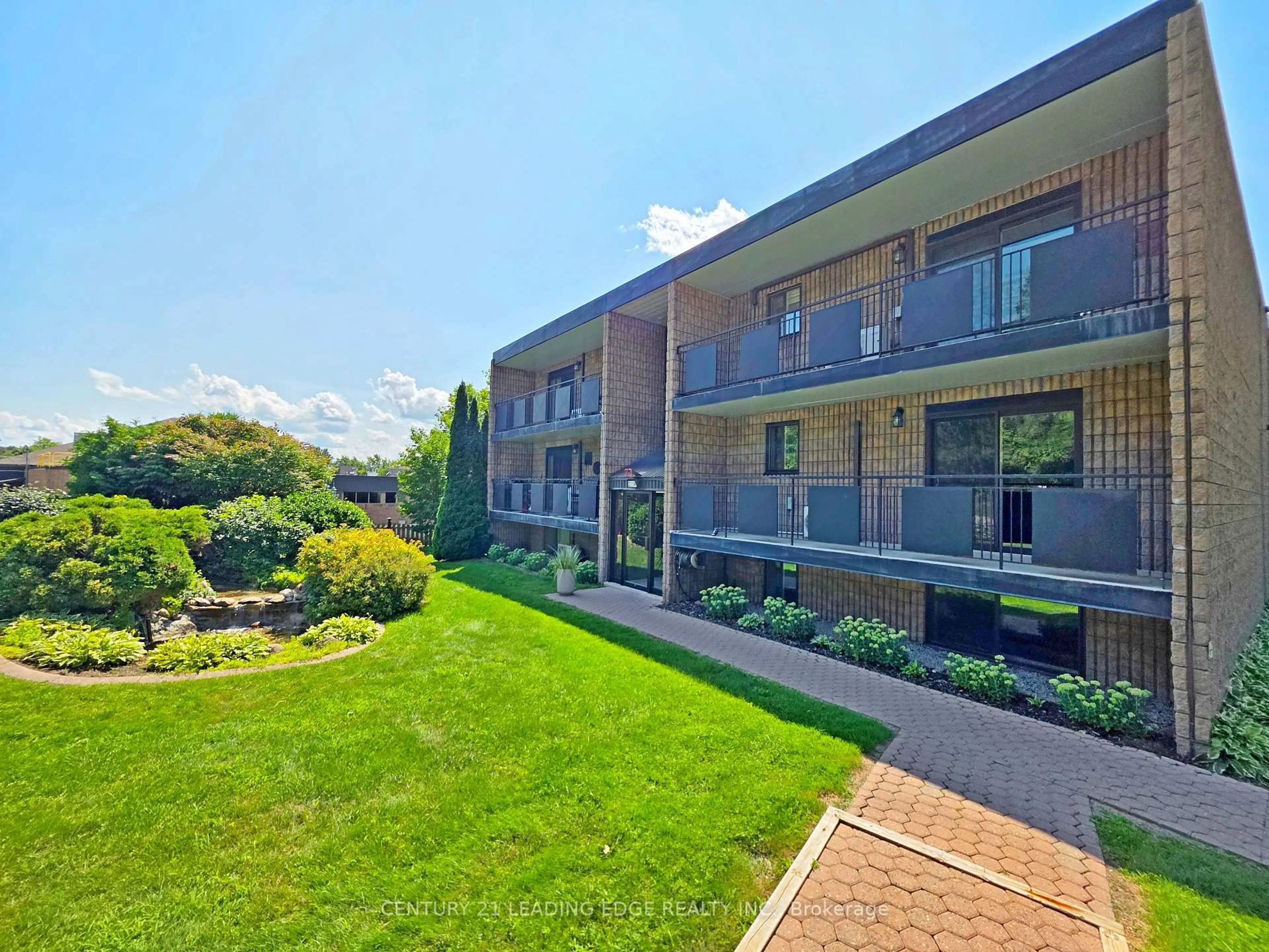 A pic from outside/outdoor area/front of a property/back of a property/a pic from drone, building for 74 The Queensway #206, Georgina Ontario L4P 1Z3