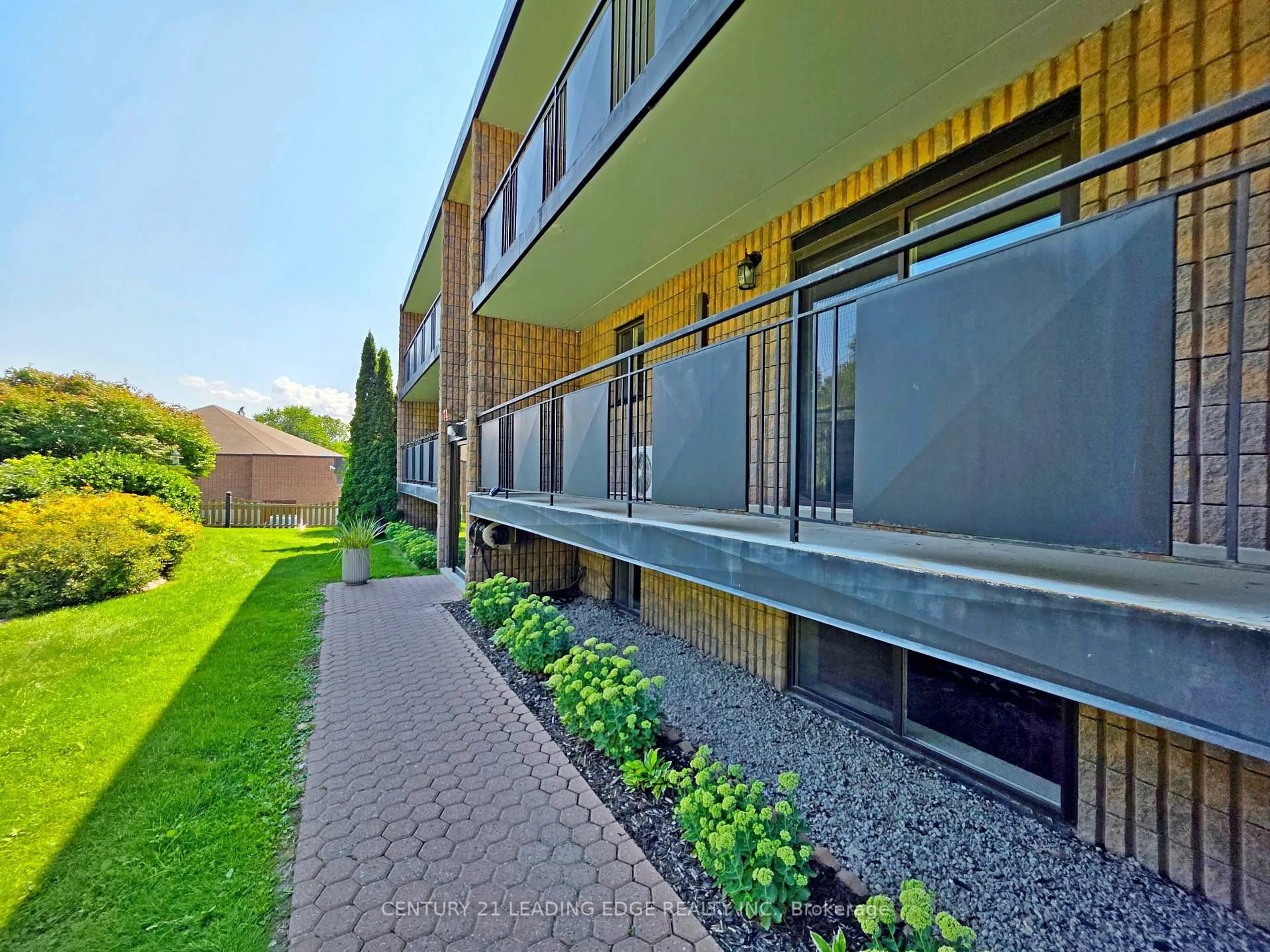 Patio, building for 74 The Queensway #206, Georgina Ontario L4P 1Z3