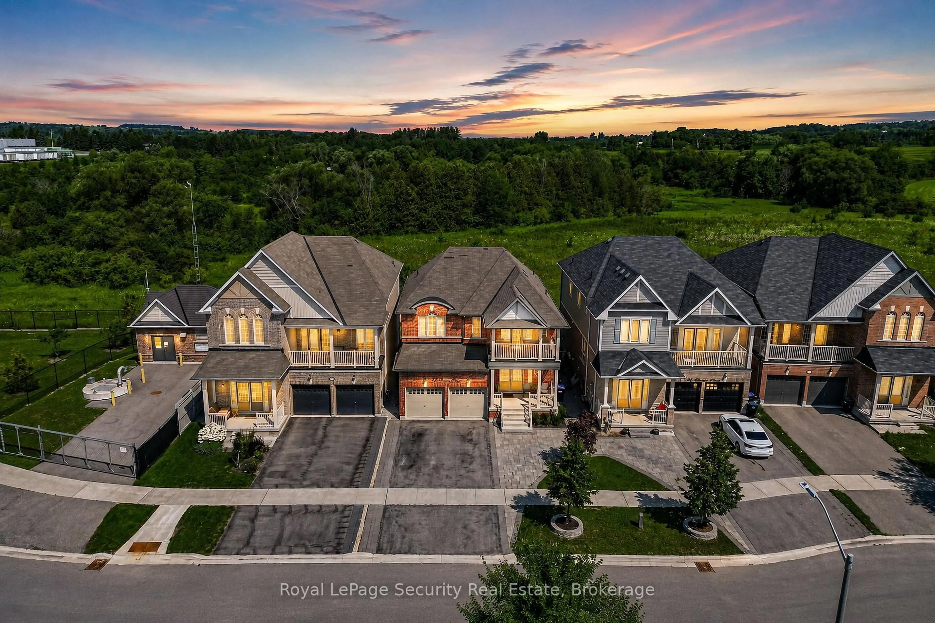 A pic from outside/outdoor area/front of a property/back of a property/a pic from drone, unknown for 77 Pierce Pl, New Tecumseth Ontario L0G 1W0