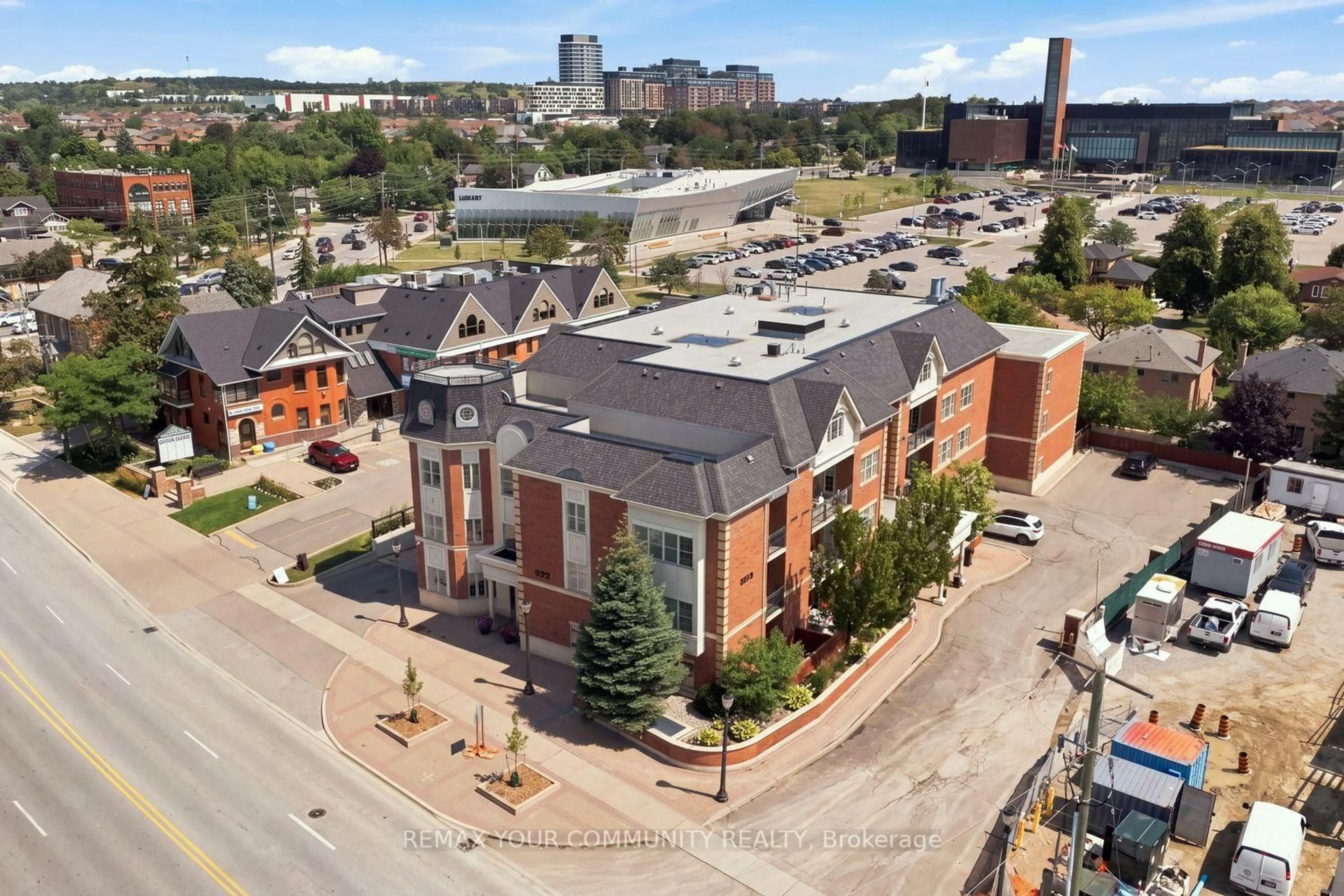 A pic from outside/outdoor area/front of a property/back of a property/a pic from drone, unknown for 9973 Keele St #210, Vaughan Ontario L6A 3Y5
