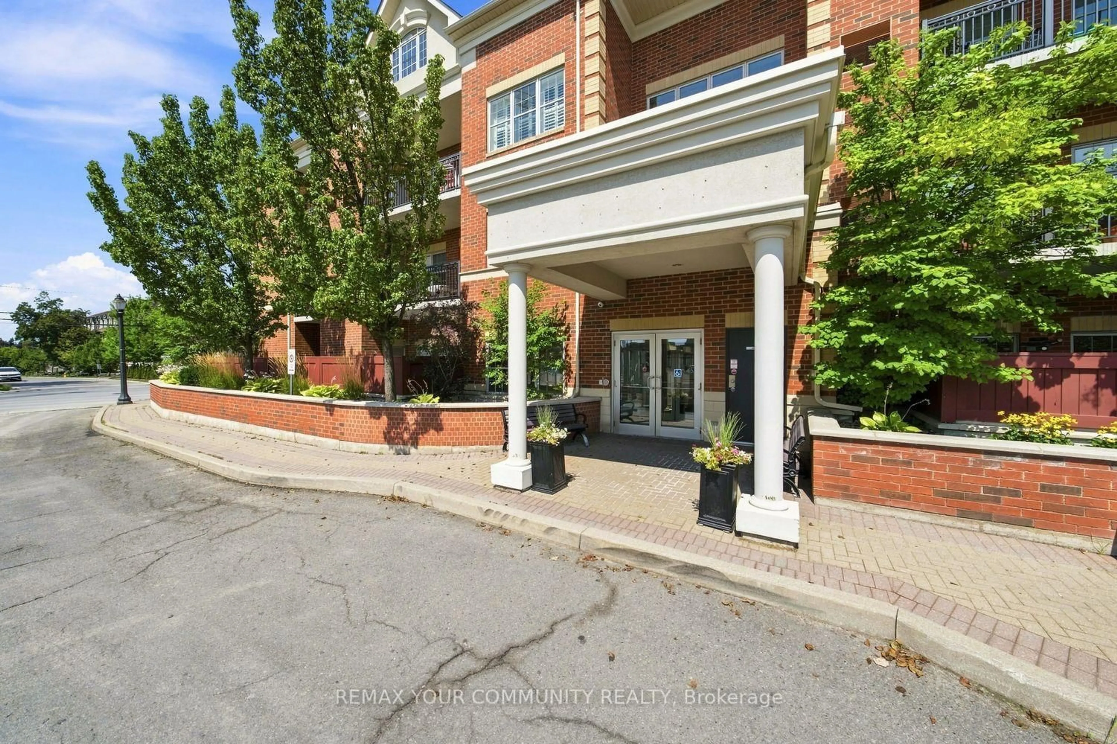Indoor foyer for 9973 Keele St #210, Vaughan Ontario L6A 3Y5