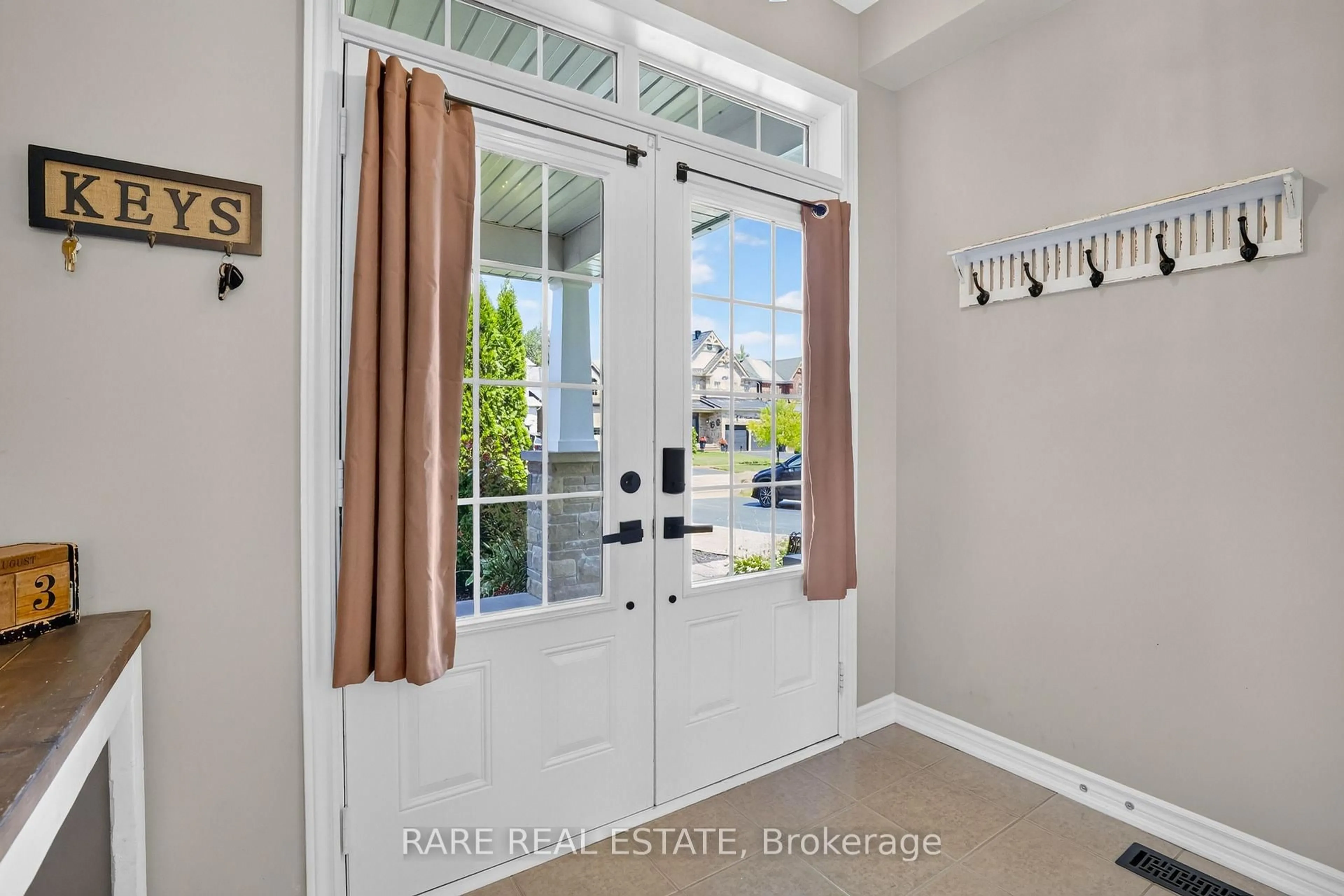 Indoor entryway for 69 Decarolis Cres, Essa Ontario L3W 0B2
