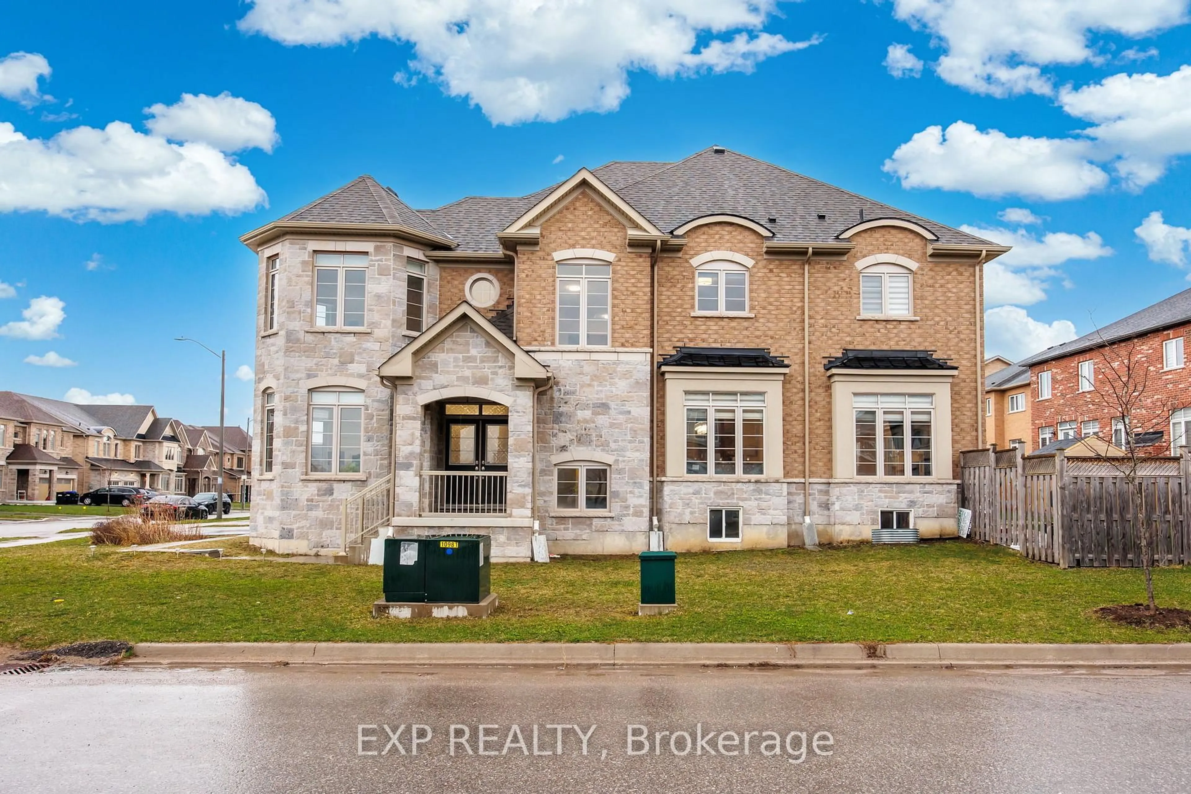 Home with brick exterior material, street for 2300 Lozenby St, Innisfil Ontario L9S 0M8