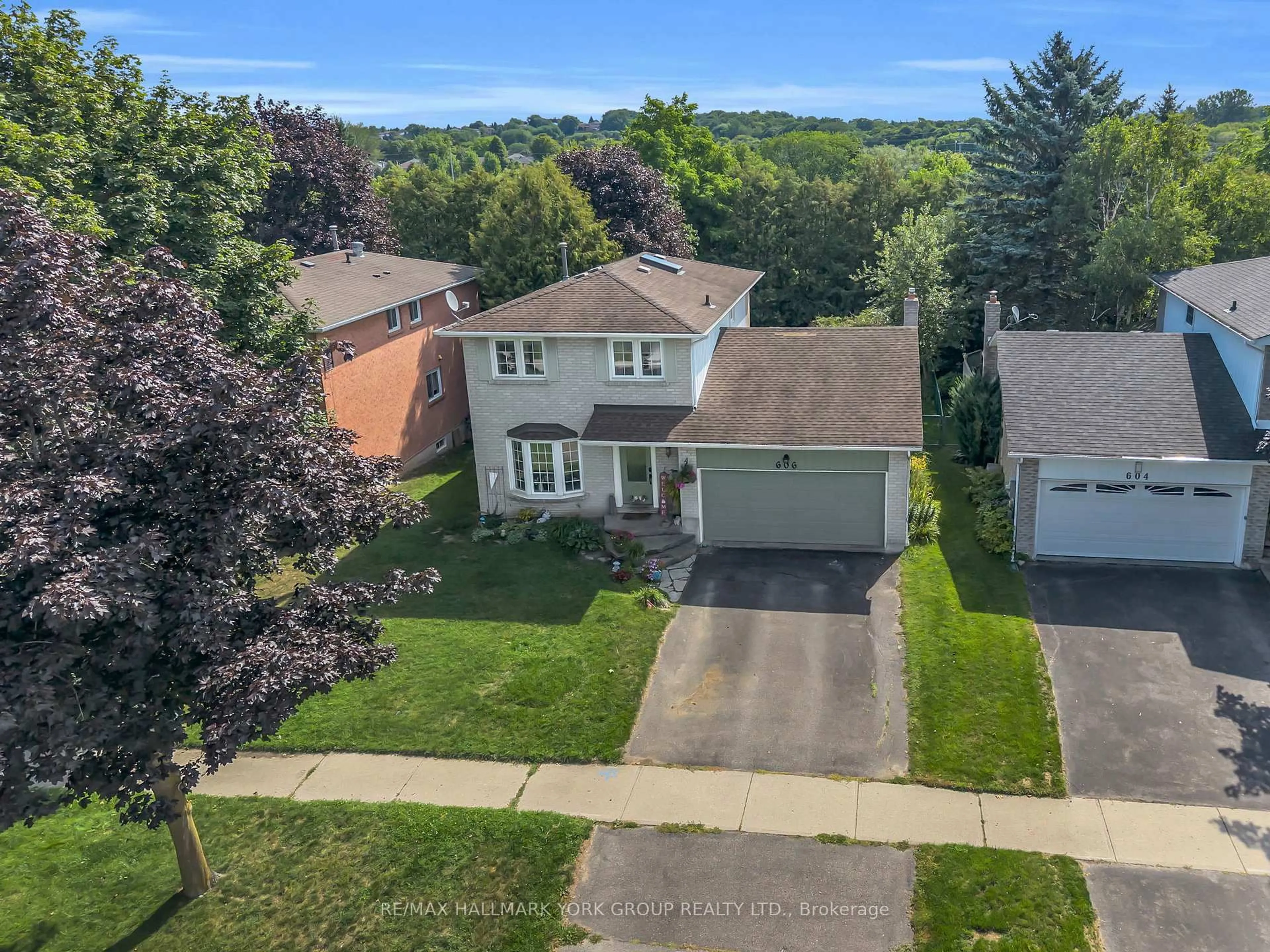 A pic from outside/outdoor area/front of a property/back of a property/a pic from drone, street for 606 Haines Rd, Newmarket Ontario L3Y 6V5