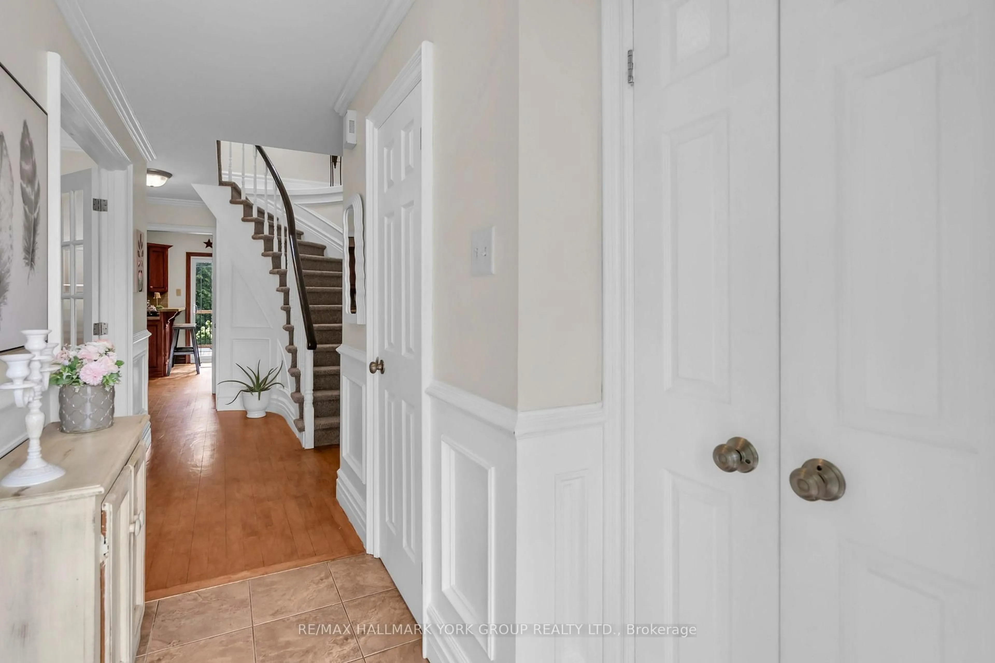 Indoor entryway for 606 Haines Rd, Newmarket Ontario L3Y 6V5