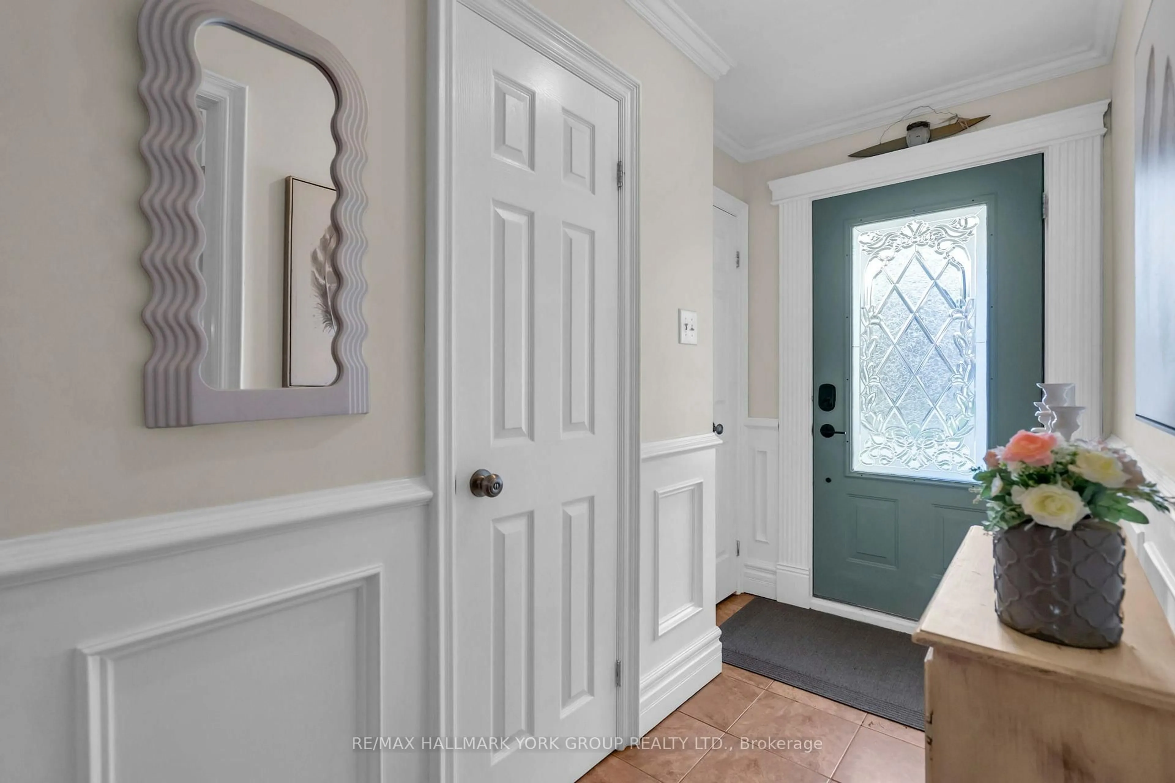 Indoor entryway for 606 Haines Rd, Newmarket Ontario L3Y 6V5