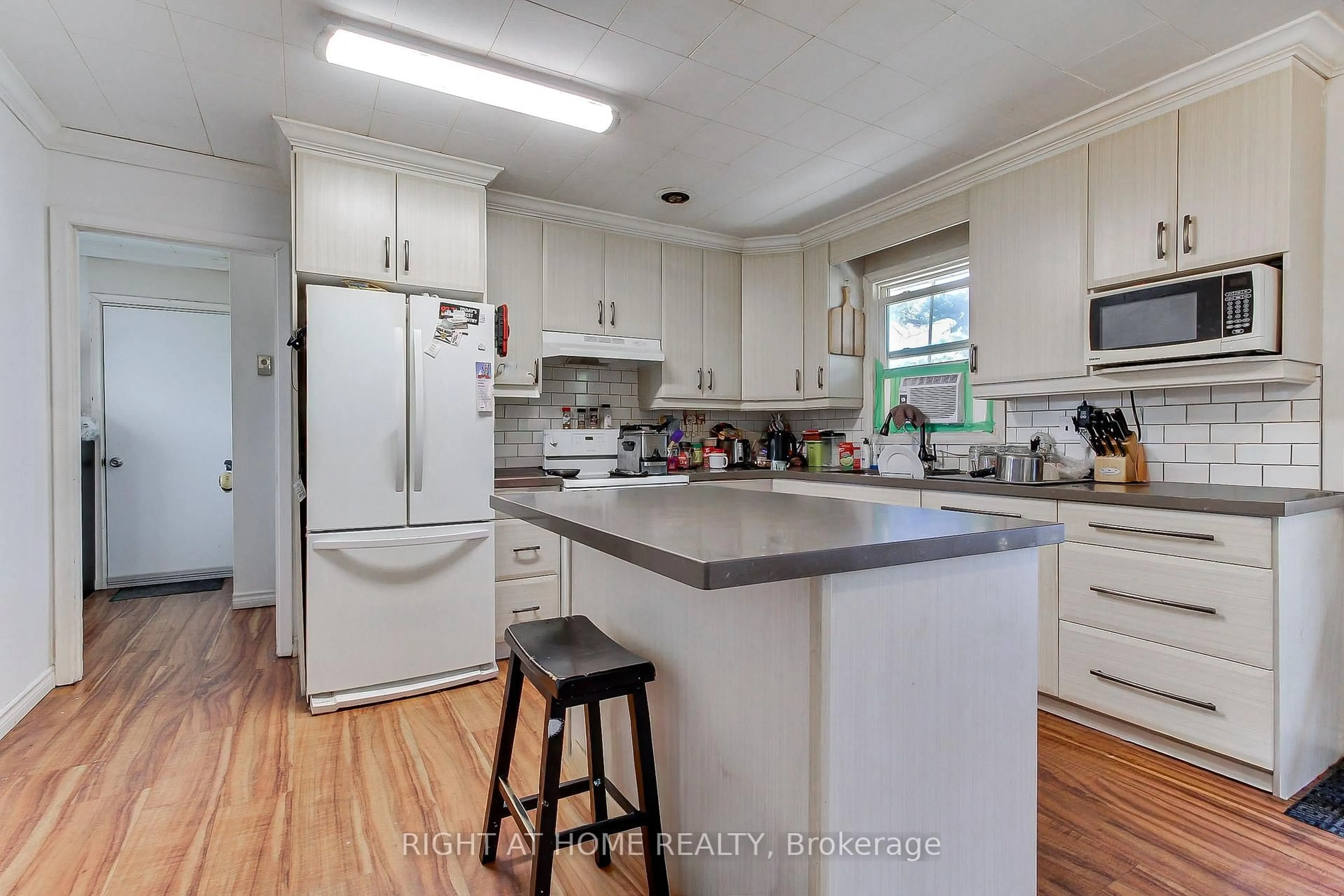 Open concept kitchen, unknown for 1384 Graham Sdrd, King Ontario L3Y 4V9