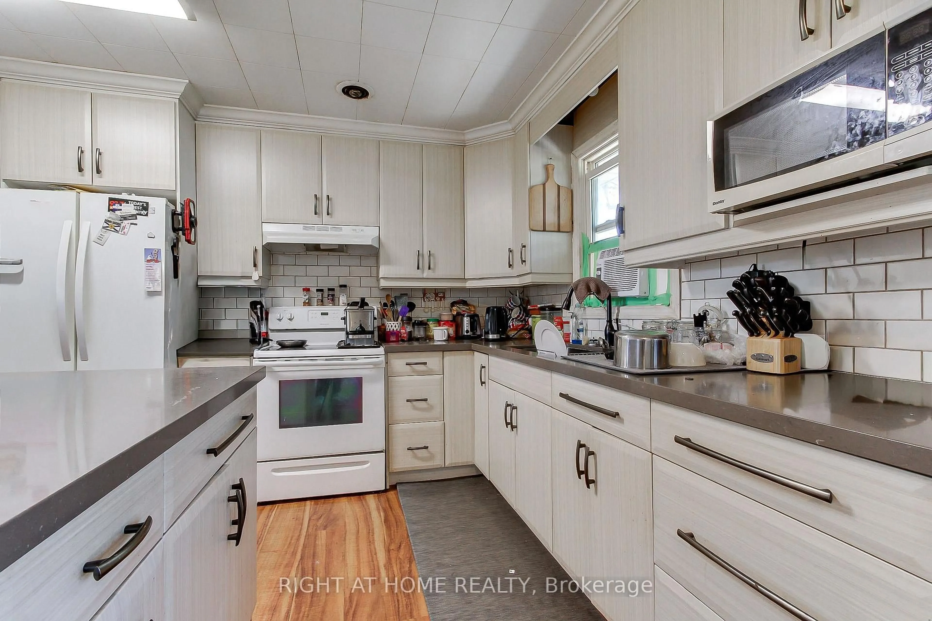 Standard kitchen, unknown for 1384 Graham Sdrd, King Ontario L3Y 4V9