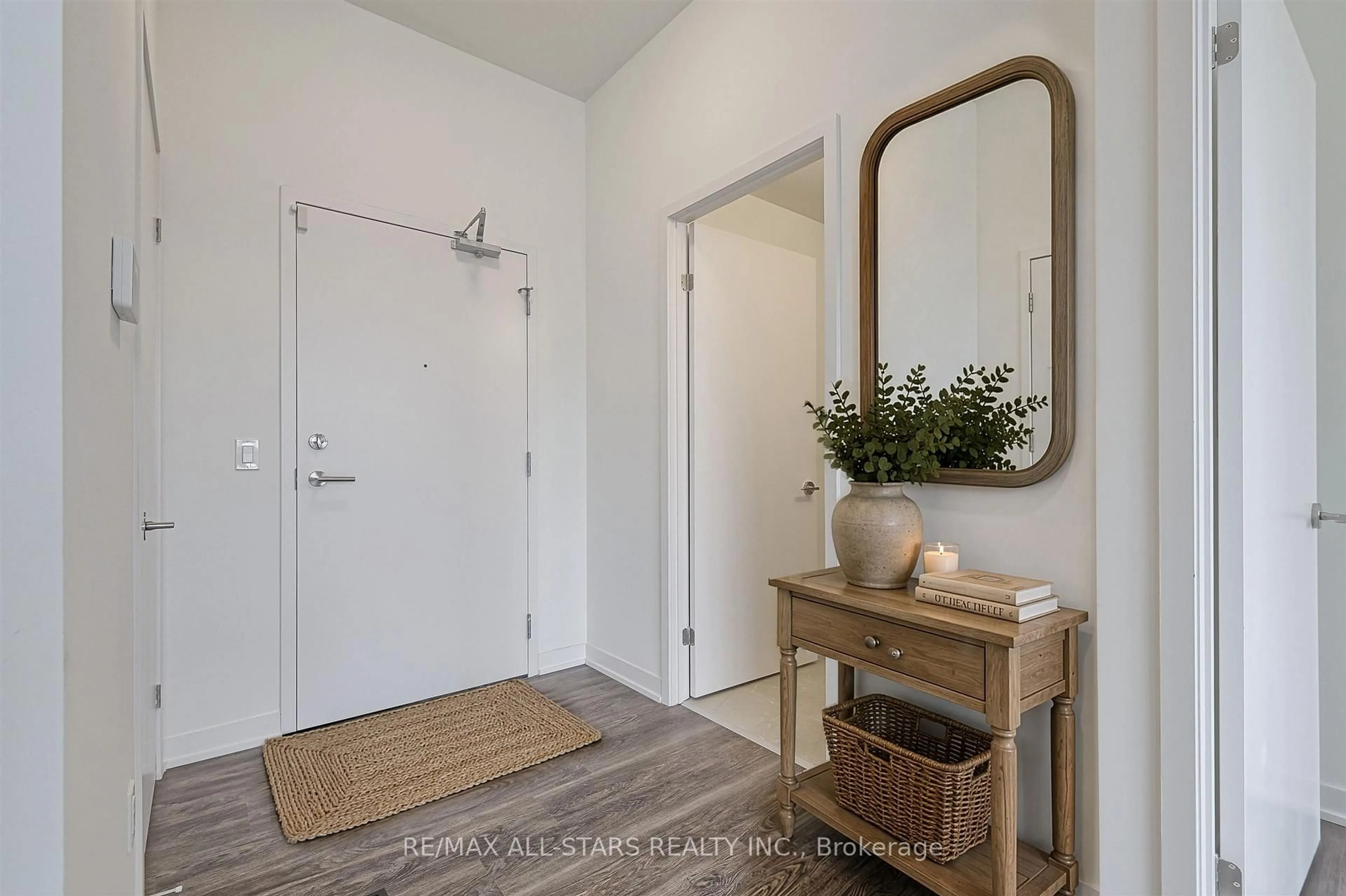 Indoor entryway for 2 David Eyer Rd #124, Richmond Hill Ontario L4S 0N6