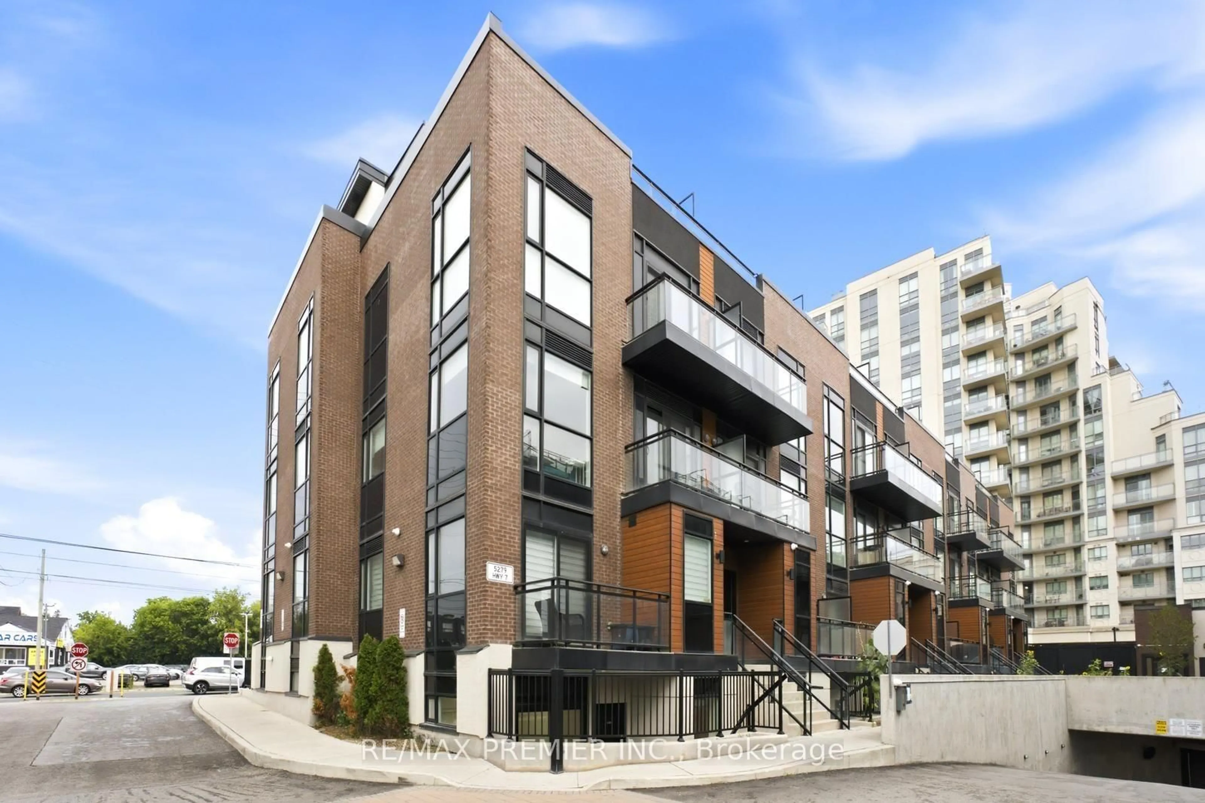 Patio, building for 5279 Highway 7 Rd #B1401, Vaughan Ontario L4L 0J1