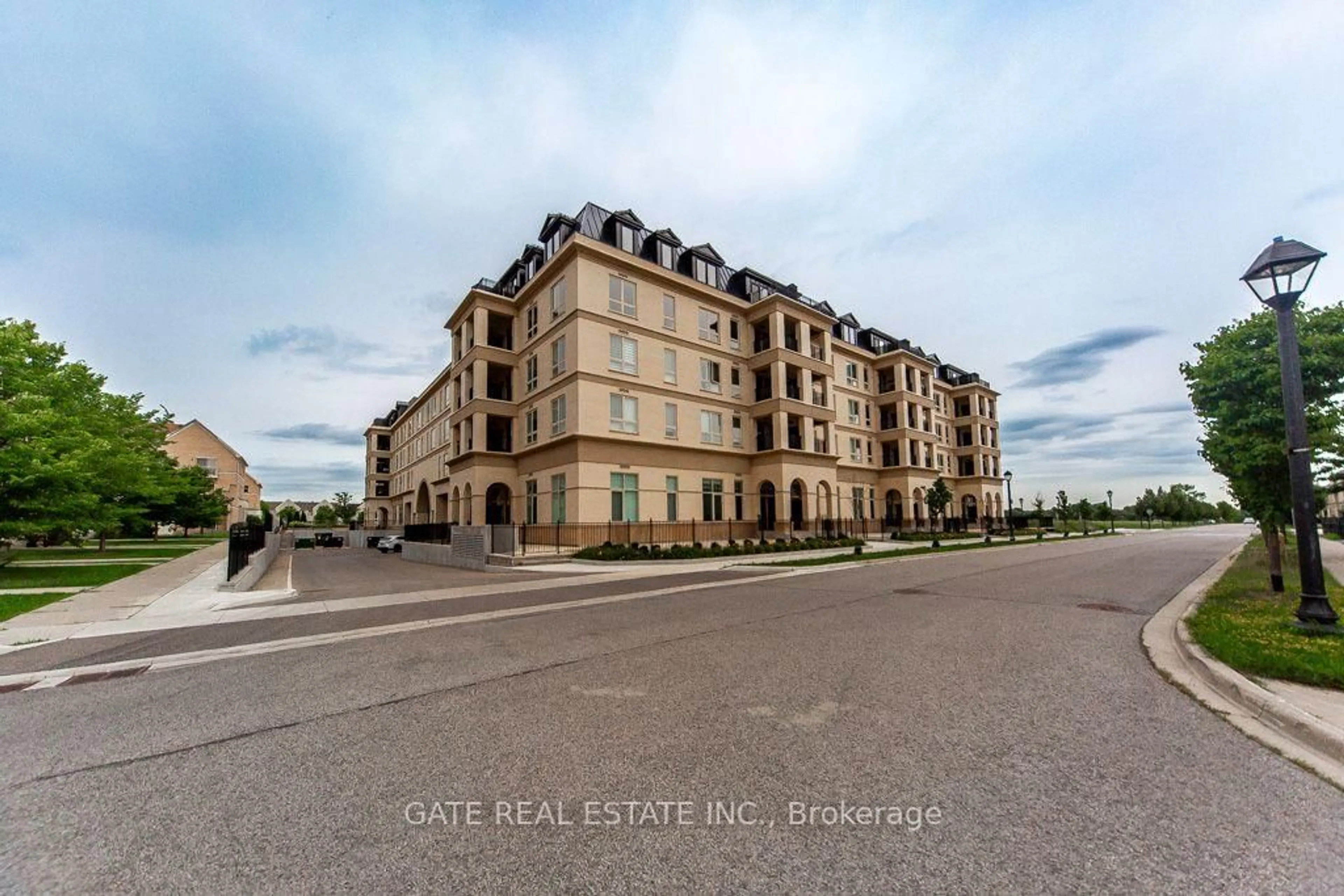 A pic from outside/outdoor area/front of a property/back of a property/a pic from drone, street for 101 Cathedral High St #Ph3, Markham Ontario L8C 0P1