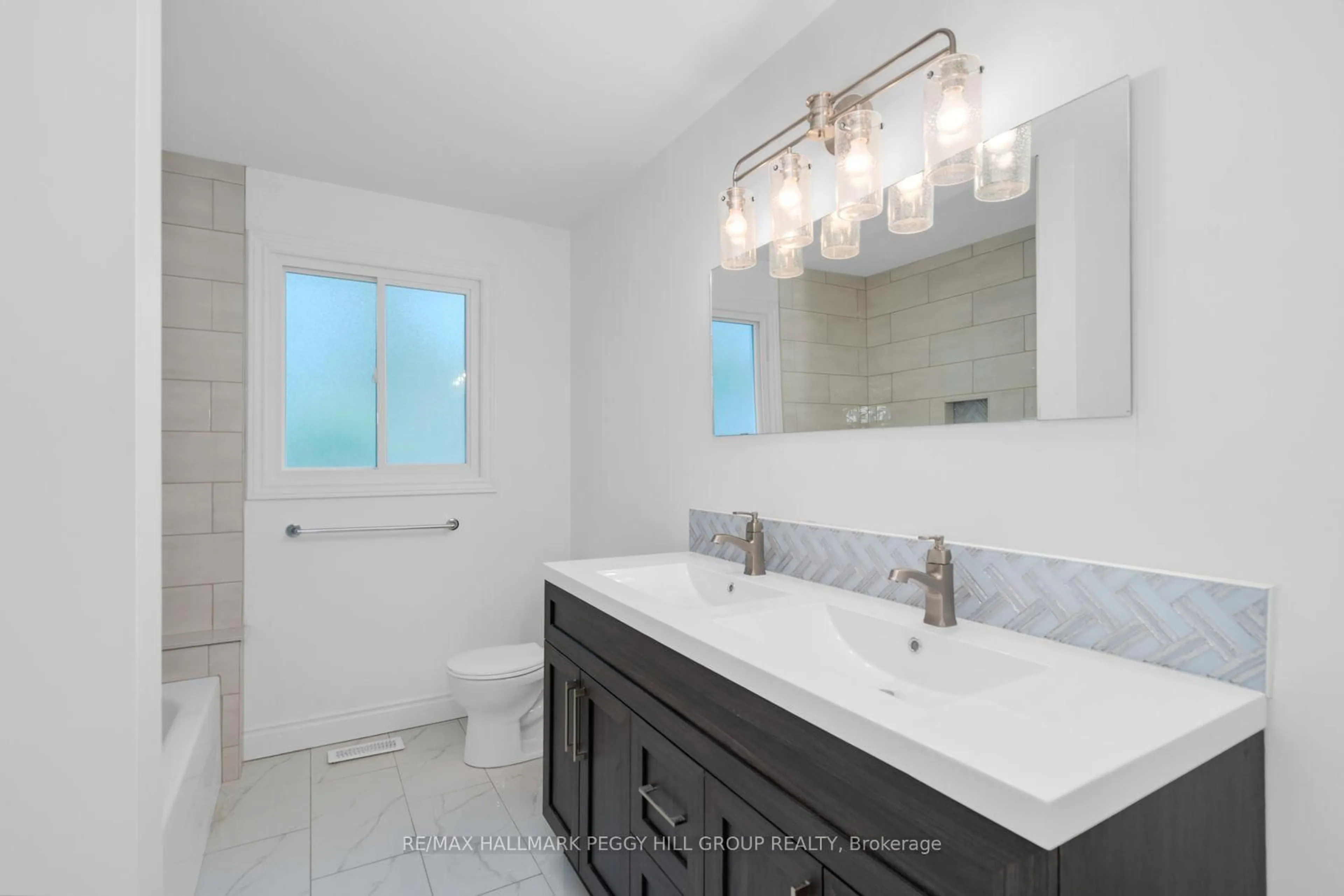 Contemporary bathroom, ceramic/tile floor for 890 Nantyr Dr, Innisfil Ontario L9S 1S7