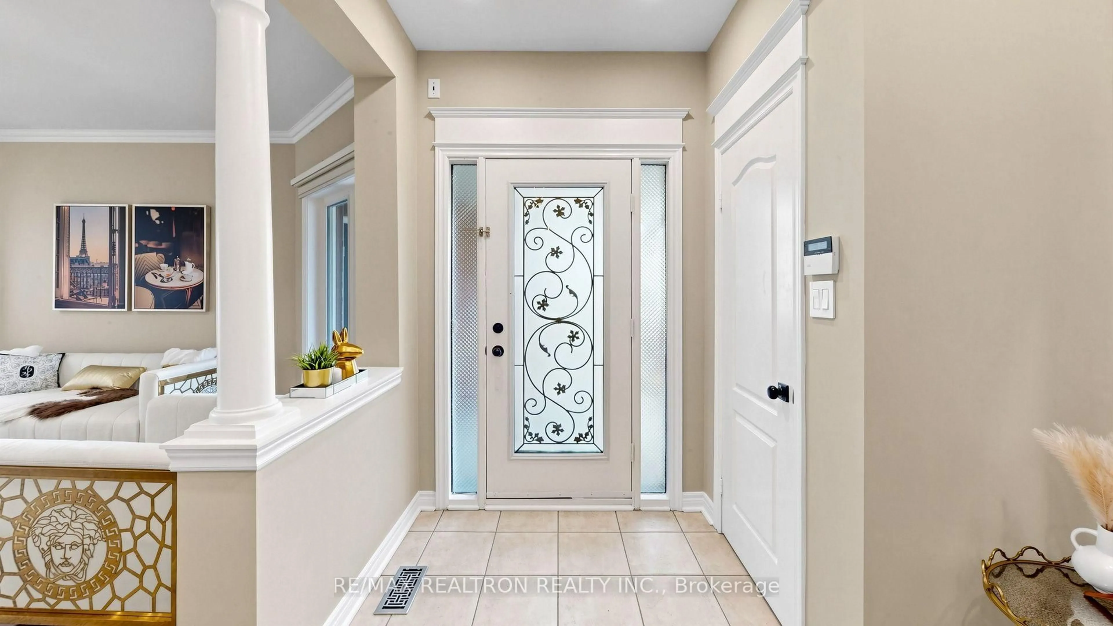 Indoor entryway for 2 Rocksprings Ave, Richmond Hill Ontario L4S 1R1