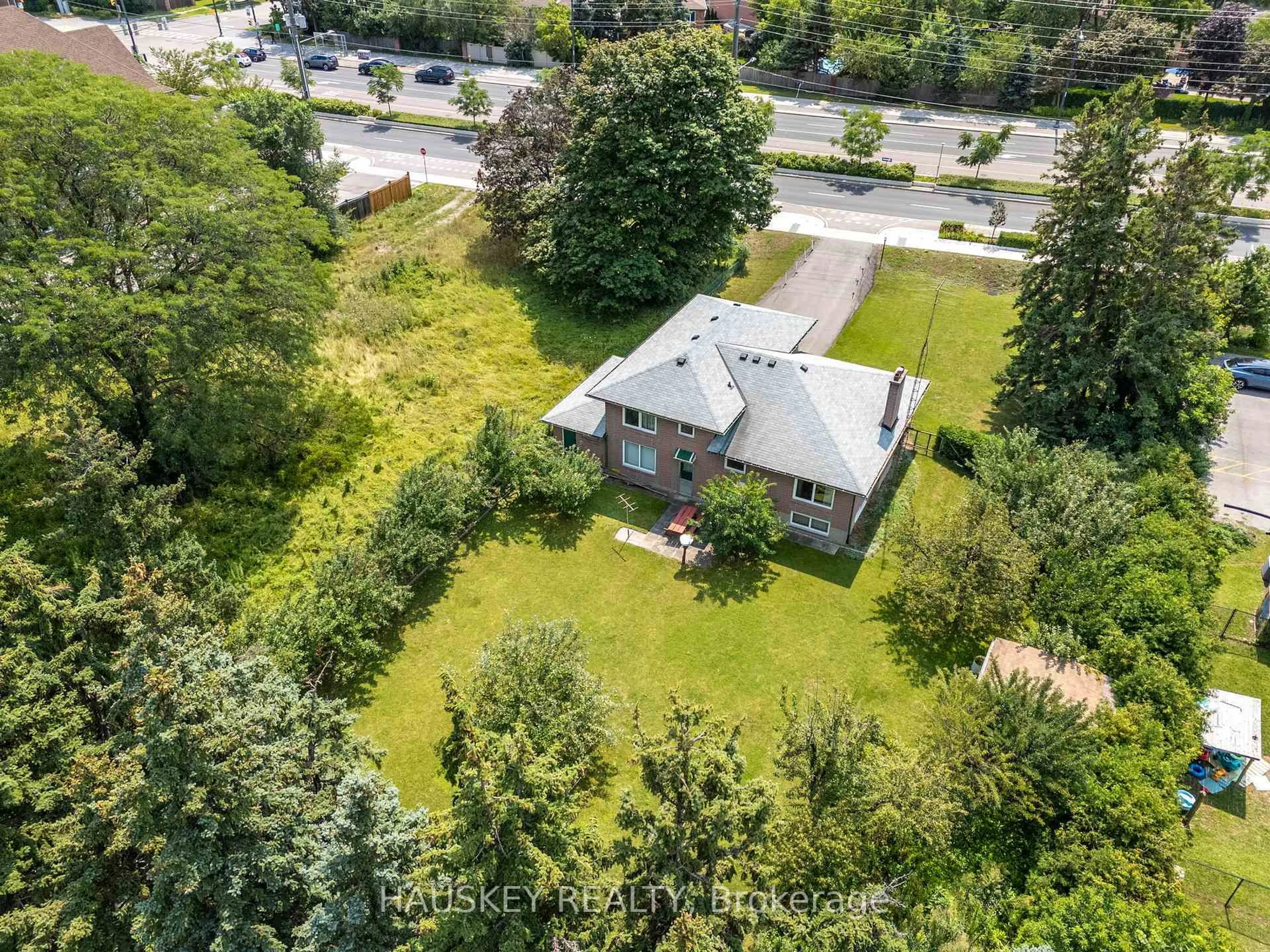 A pic from outside/outdoor area/front of a property/back of a property/a pic from drone, unknown for 1226 Centre St, Vaughan Ontario L4J 3M9