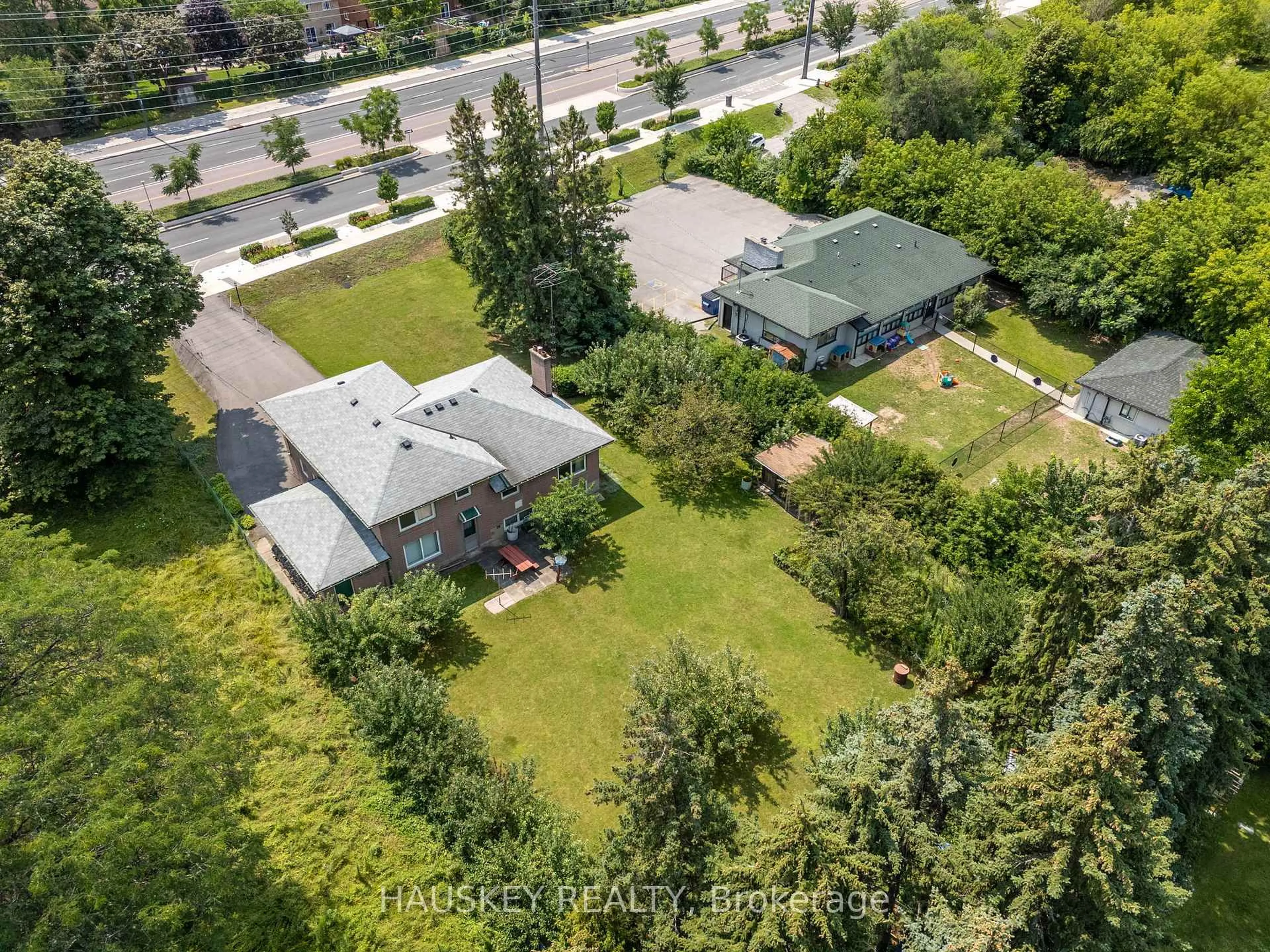 A pic from outside/outdoor area/front of a property/back of a property/a pic from drone, street for 1226 Centre St, Vaughan Ontario L4J 3M9