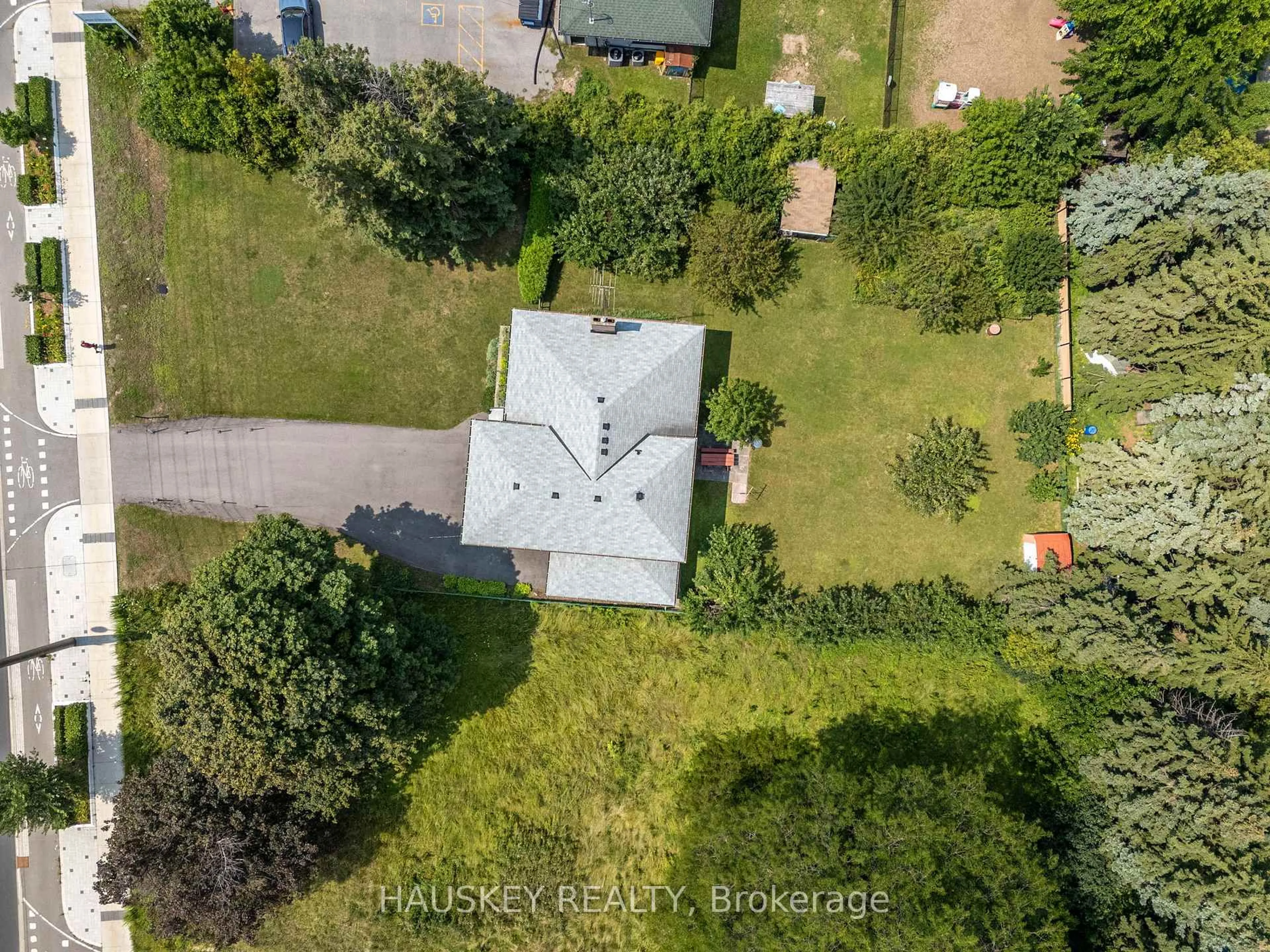 A pic from outside/outdoor area/front of a property/back of a property/a pic from drone, unknown for 1226 Centre St, Vaughan Ontario L4J 3M9