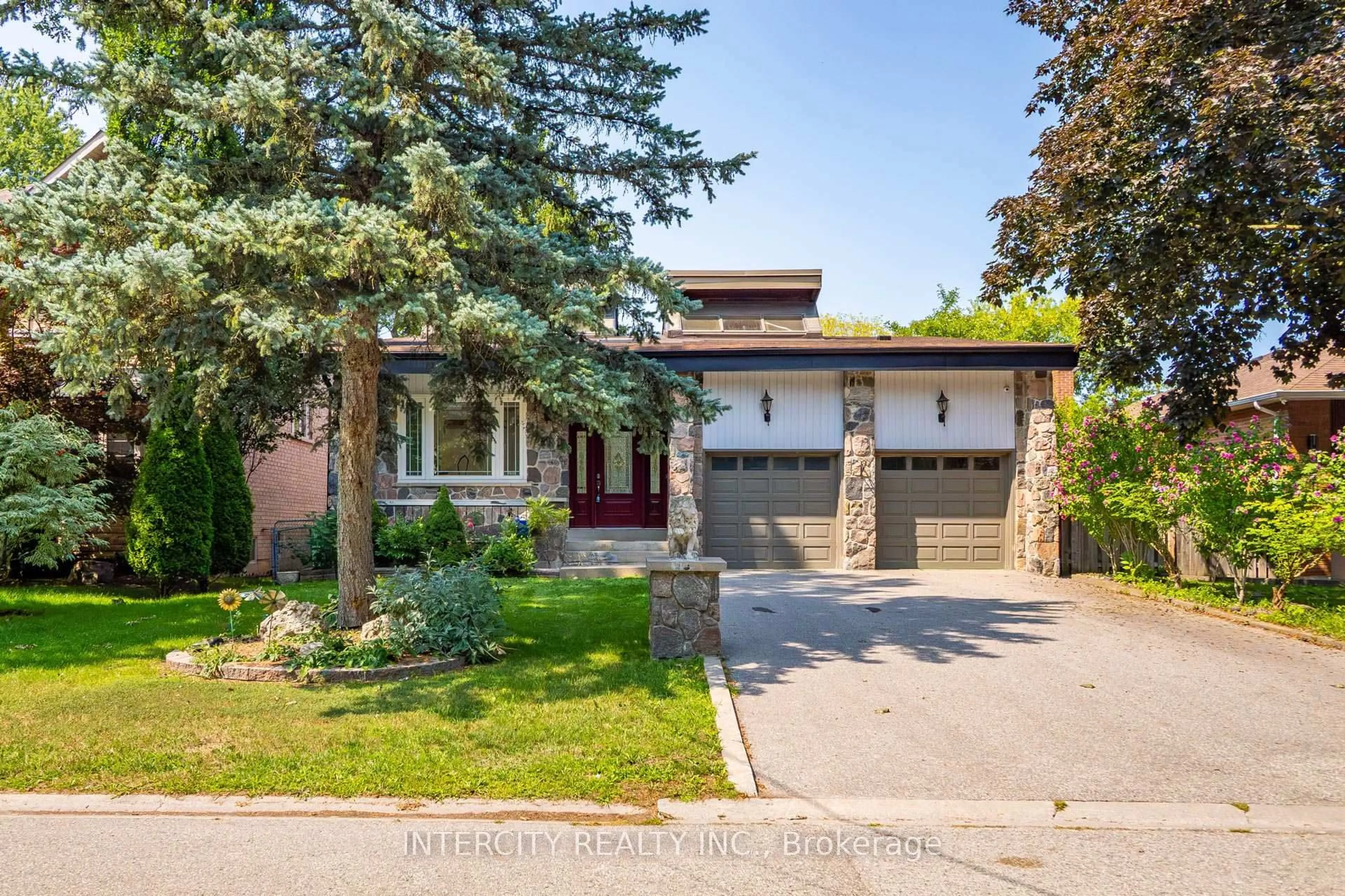Home with brick exterior material, street for 10 East Dr, Markham Ontario L6G 1A4