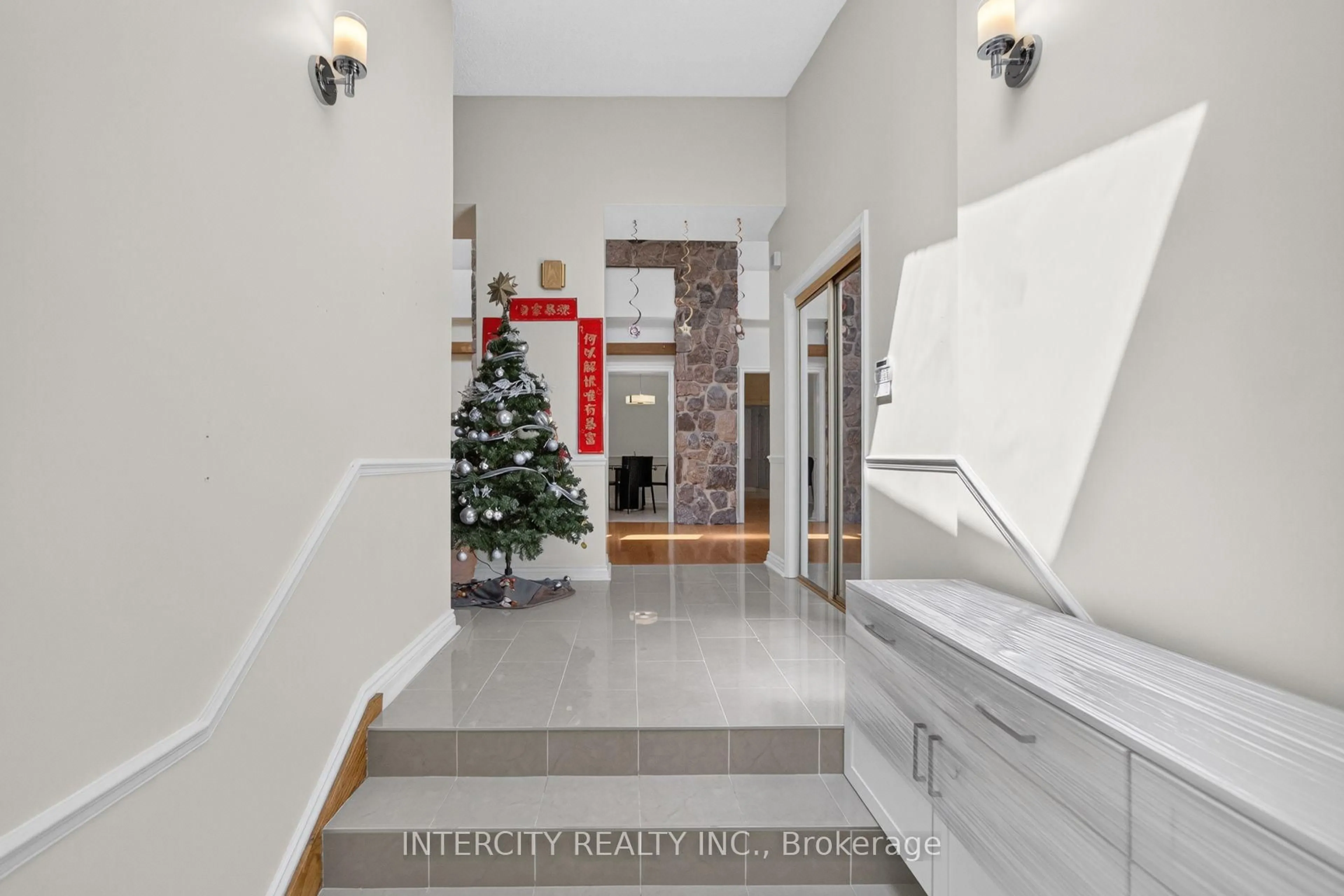 Indoor entryway for 10 East Dr, Markham Ontario L6G 1A4