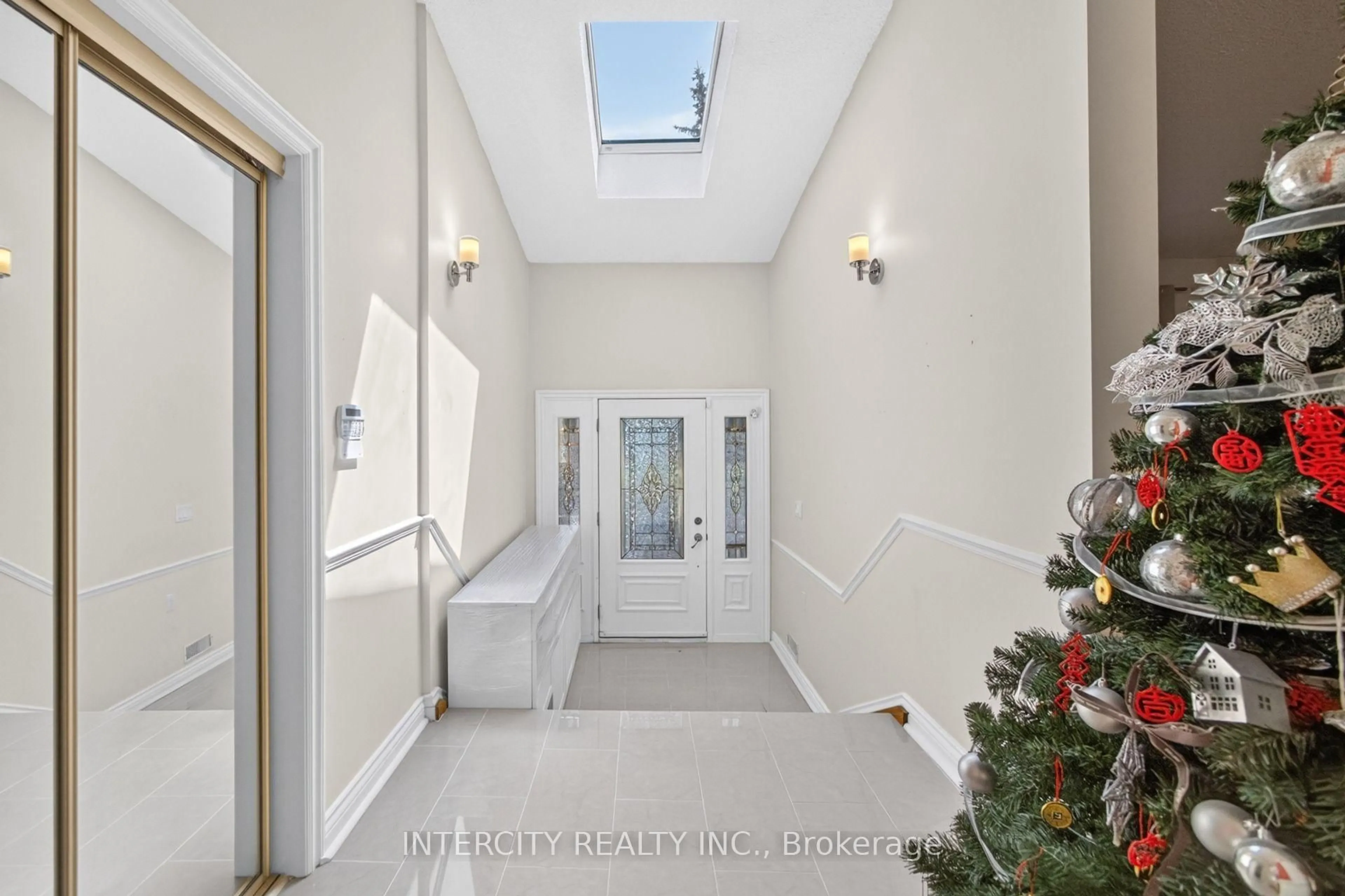 Indoor foyer for 10 East Dr, Markham Ontario L6G 1A4