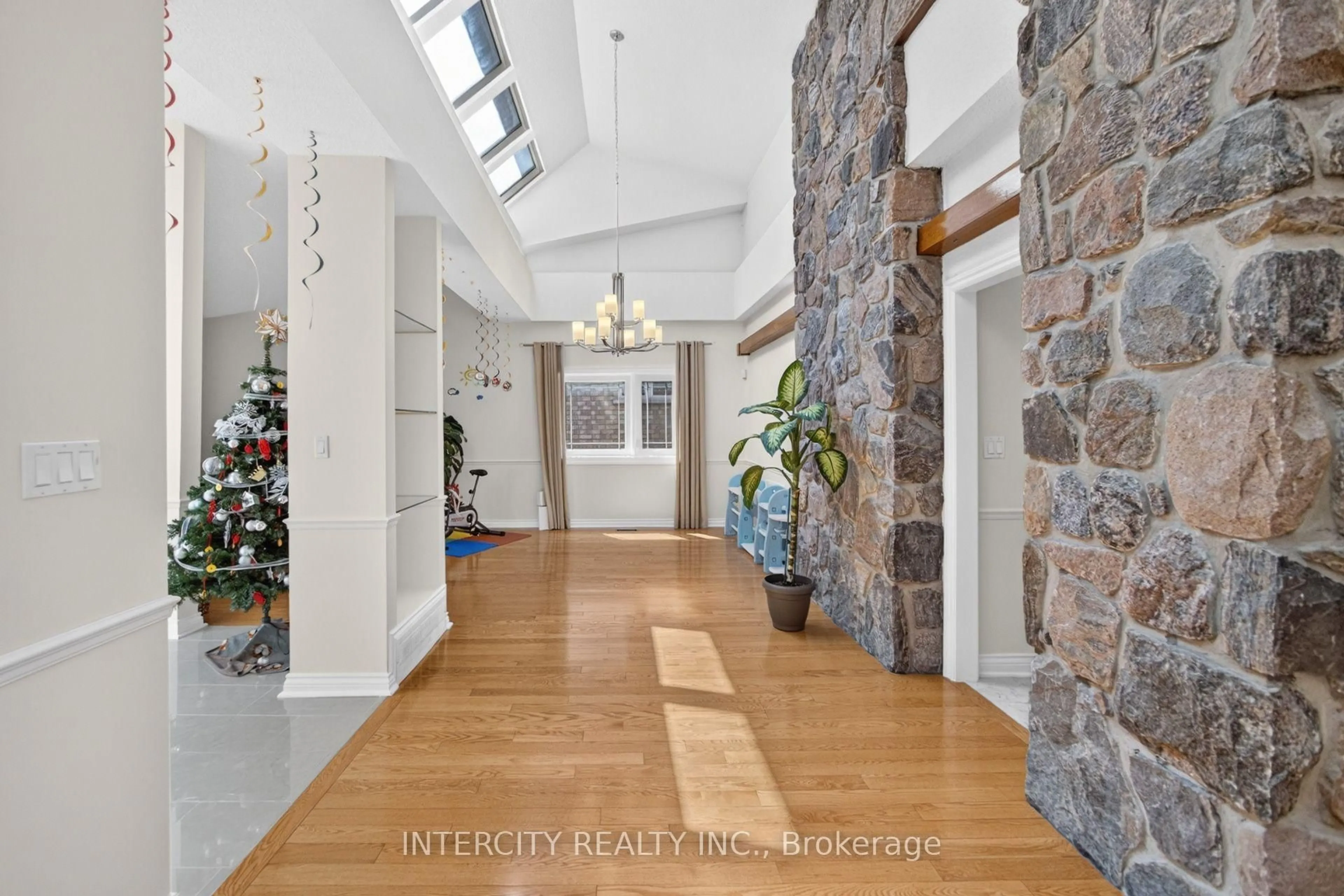 Indoor foyer for 10 East Dr, Markham Ontario L6G 1A4