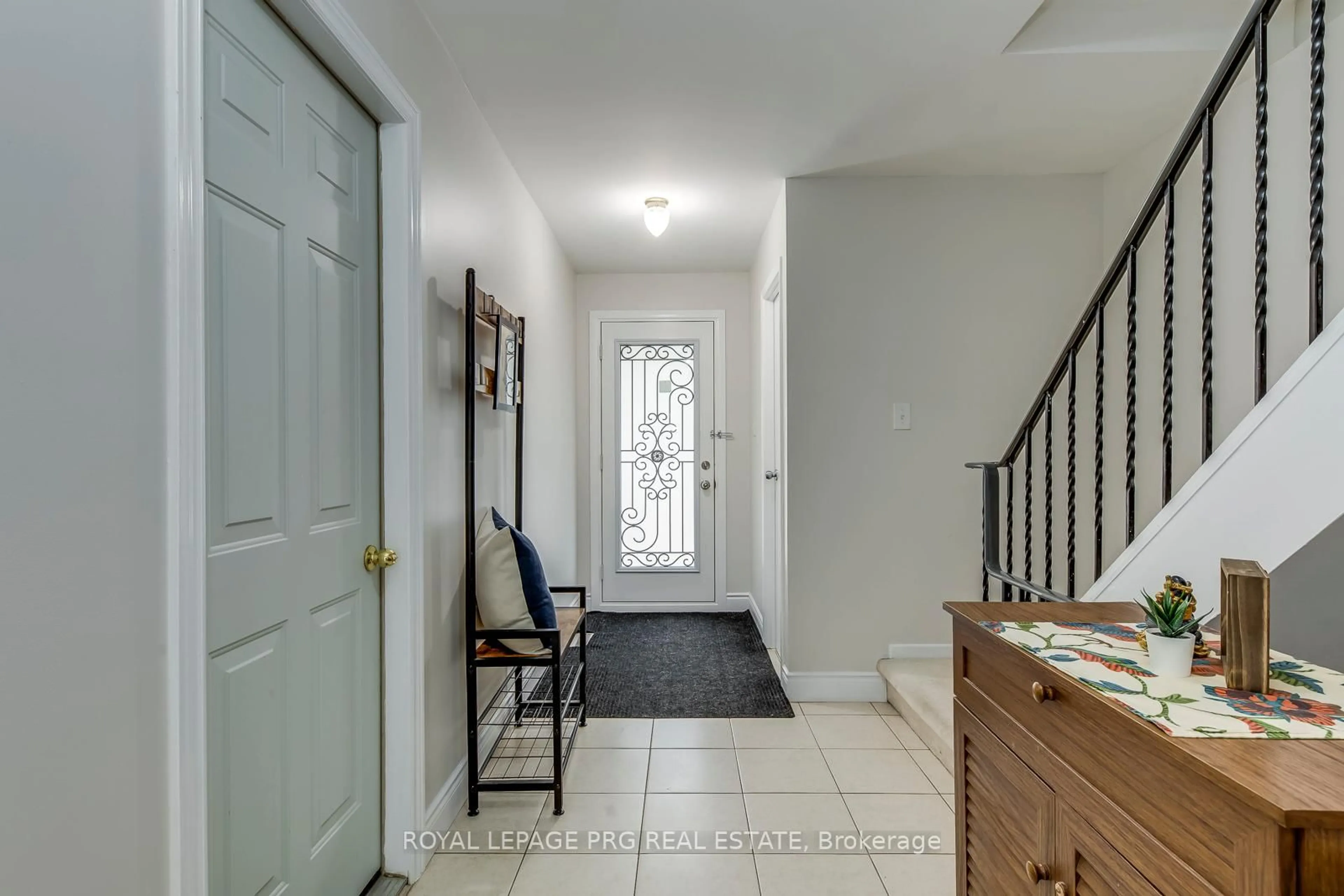 Indoor entryway for 17 New Port Way, Markham Ontario L3T 5G3