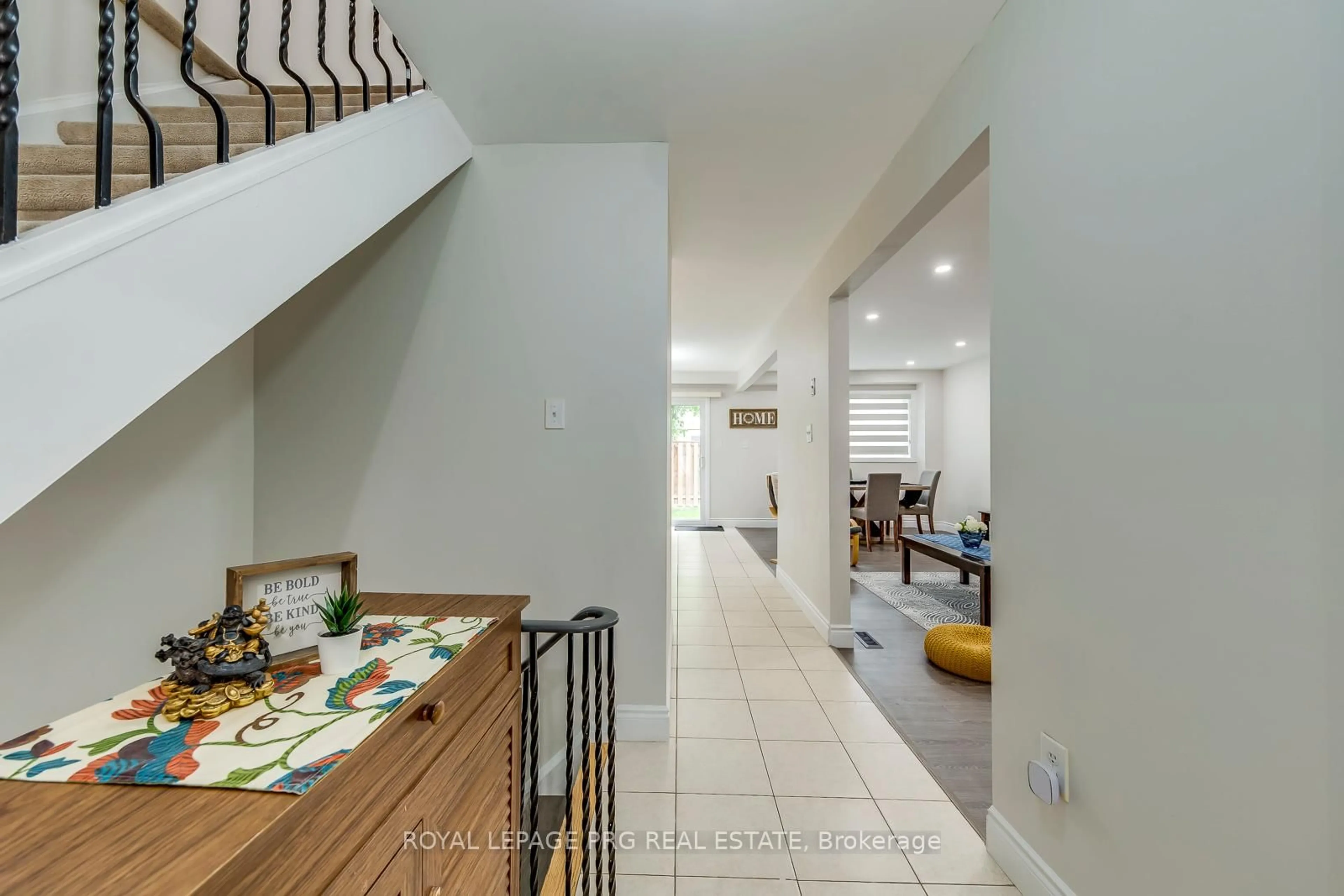 Indoor foyer for 17 New Port Way, Markham Ontario L3T 5G3