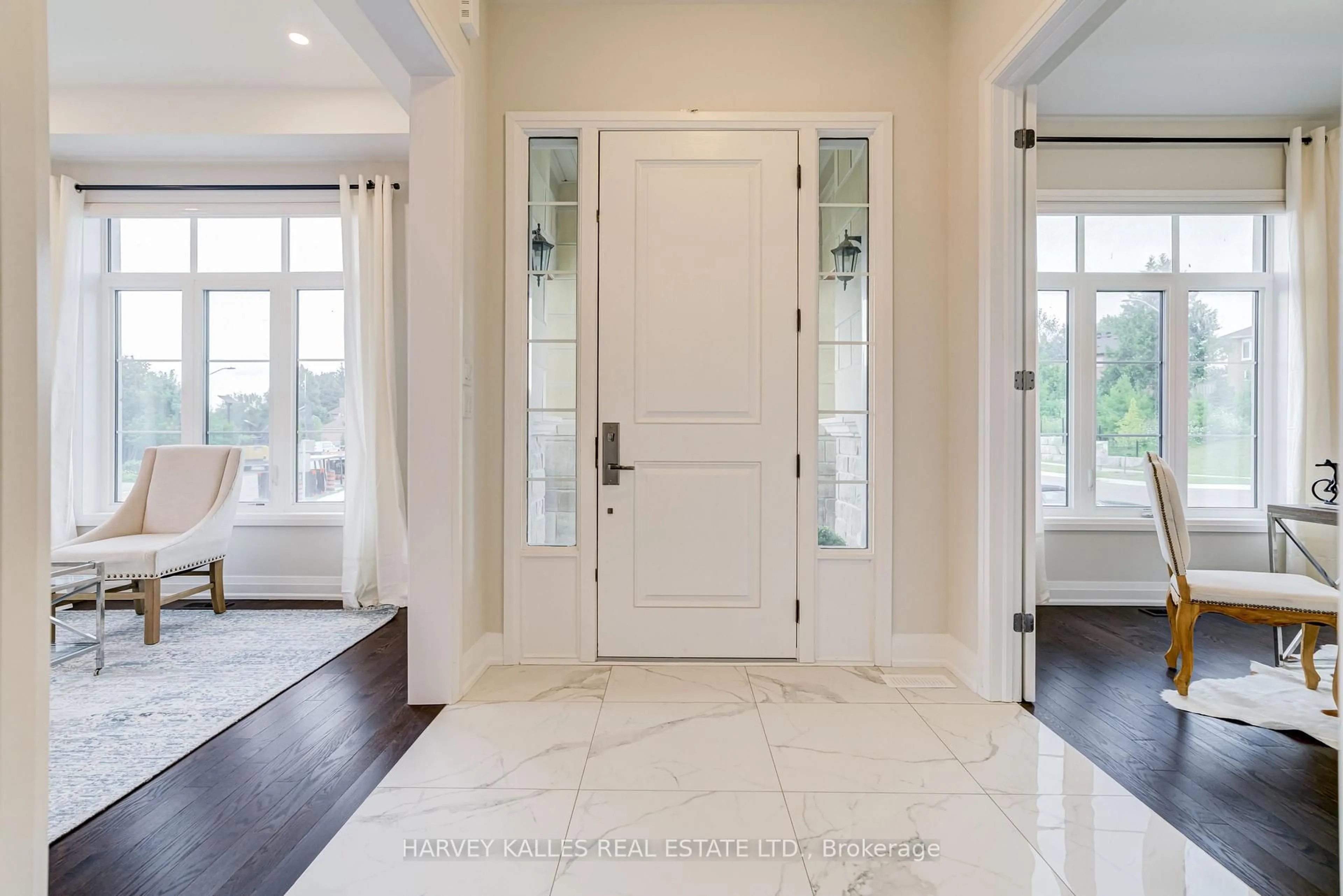 Indoor entryway for 6 Dennis Reed Crt, Aurora Ontario L4G 4A5