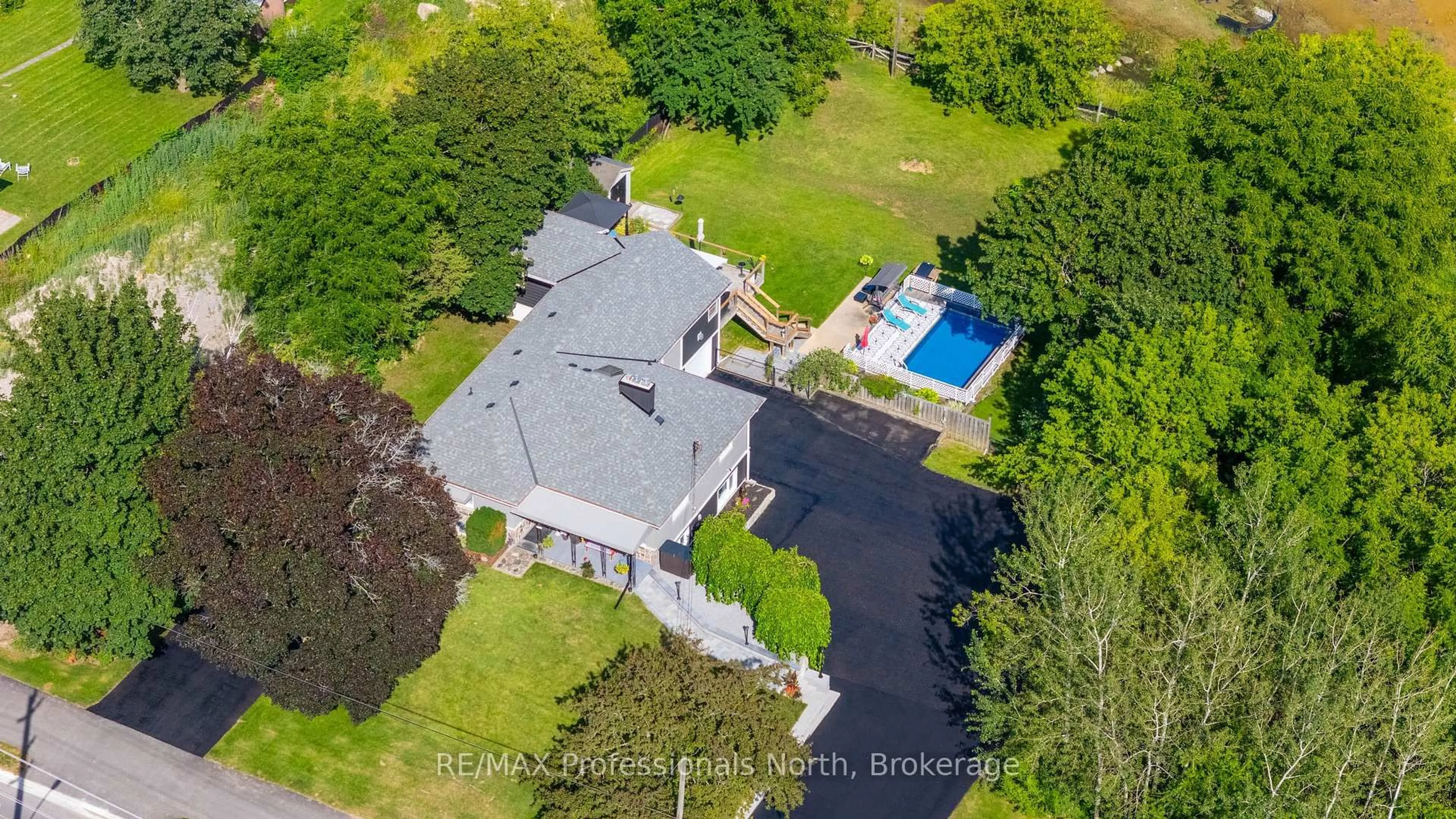A pic from outside/outdoor area/front of a property/back of a property/a pic from drone, street for 63 The Queensway, Georgina Ontario L4P 0L2