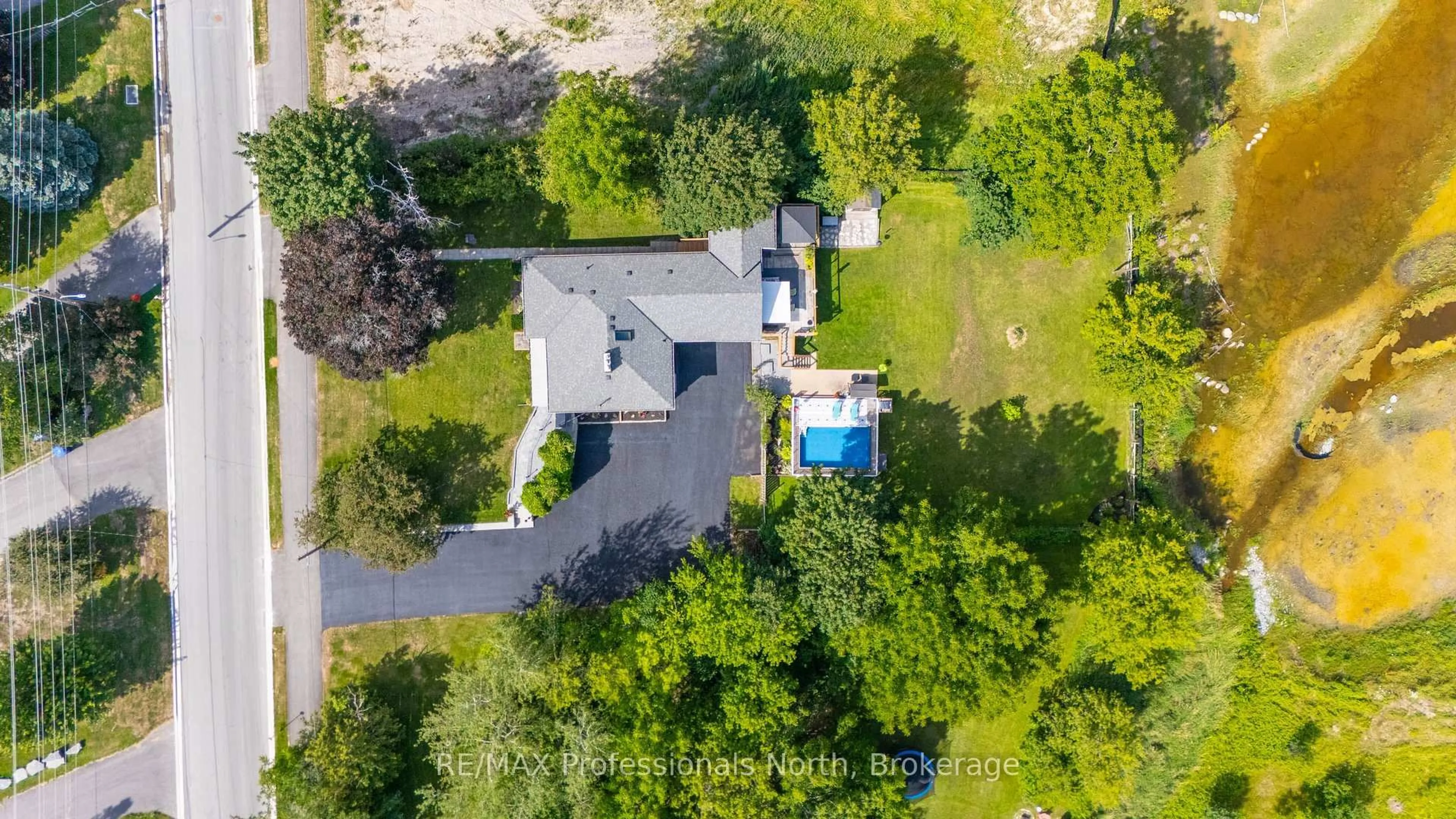 A pic from outside/outdoor area/front of a property/back of a property/a pic from drone, unknown for 63 The Queensway, Georgina Ontario L4P 0L2