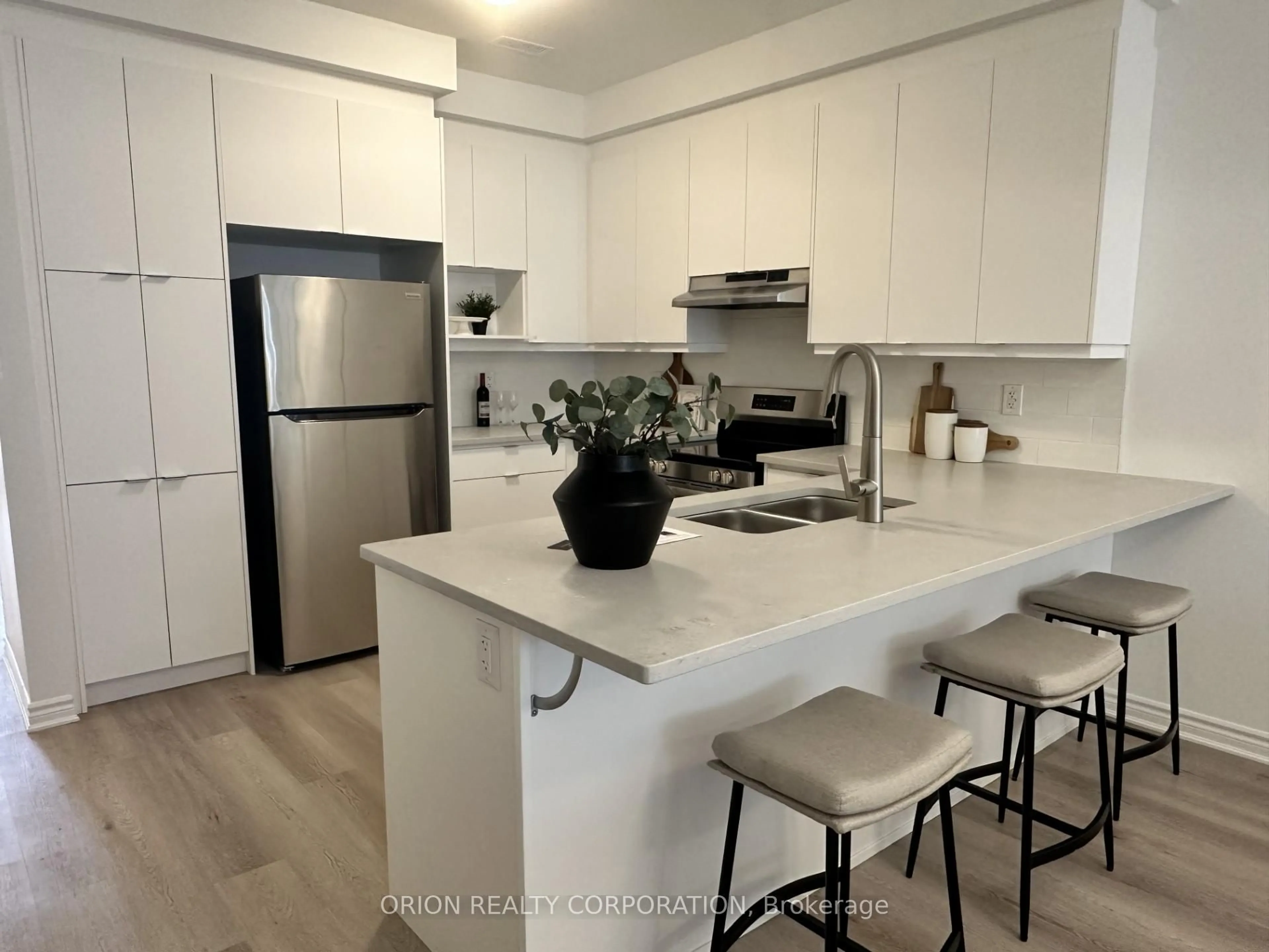 Open concept kitchen, unknown for 712 Keast Pl, Innisfil Ontario L9S 0S9