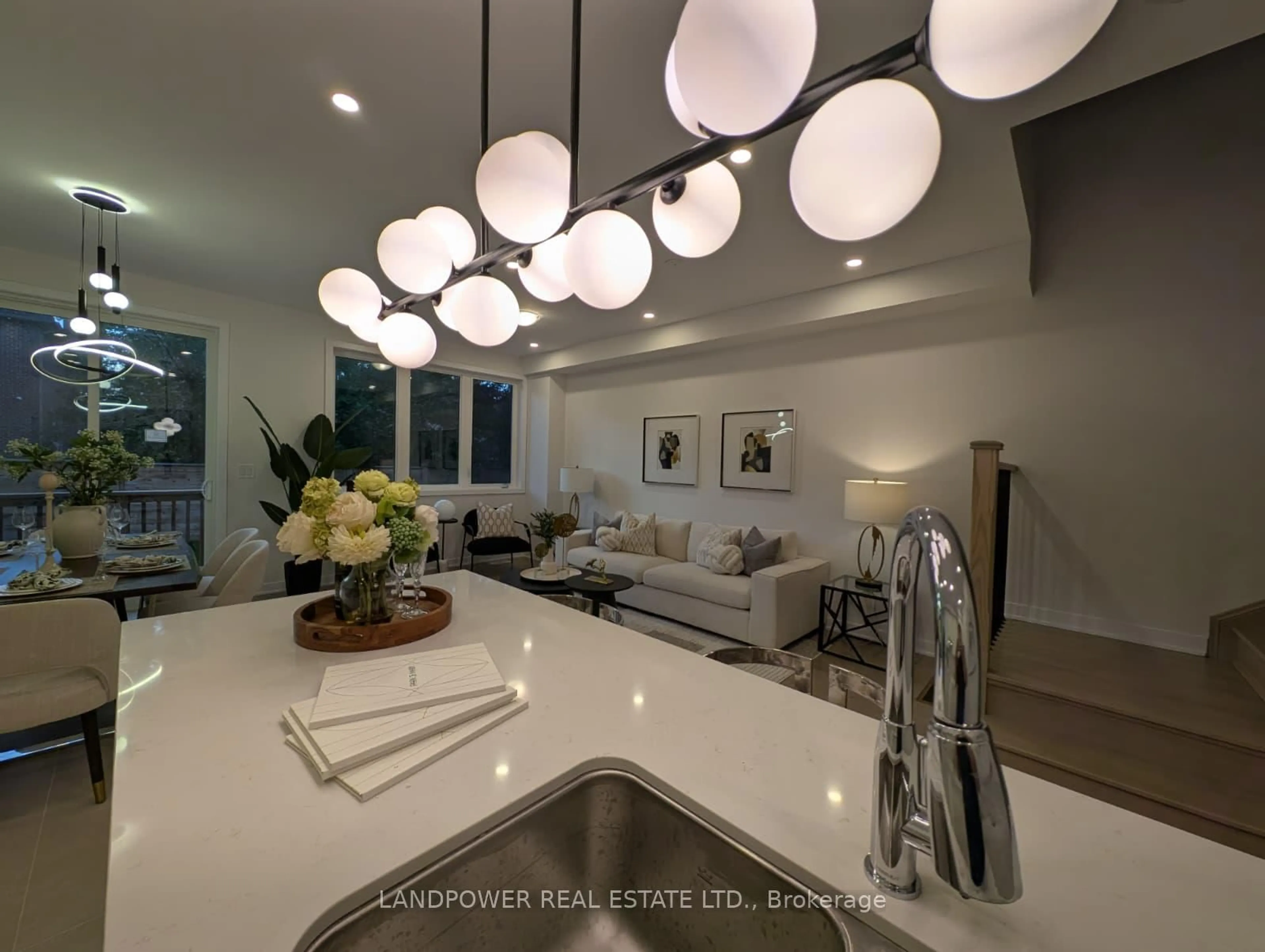Open concept kitchen, ceramic/tile floor for 162 Anna Russell Way, Markham Ontario L3R 3X3