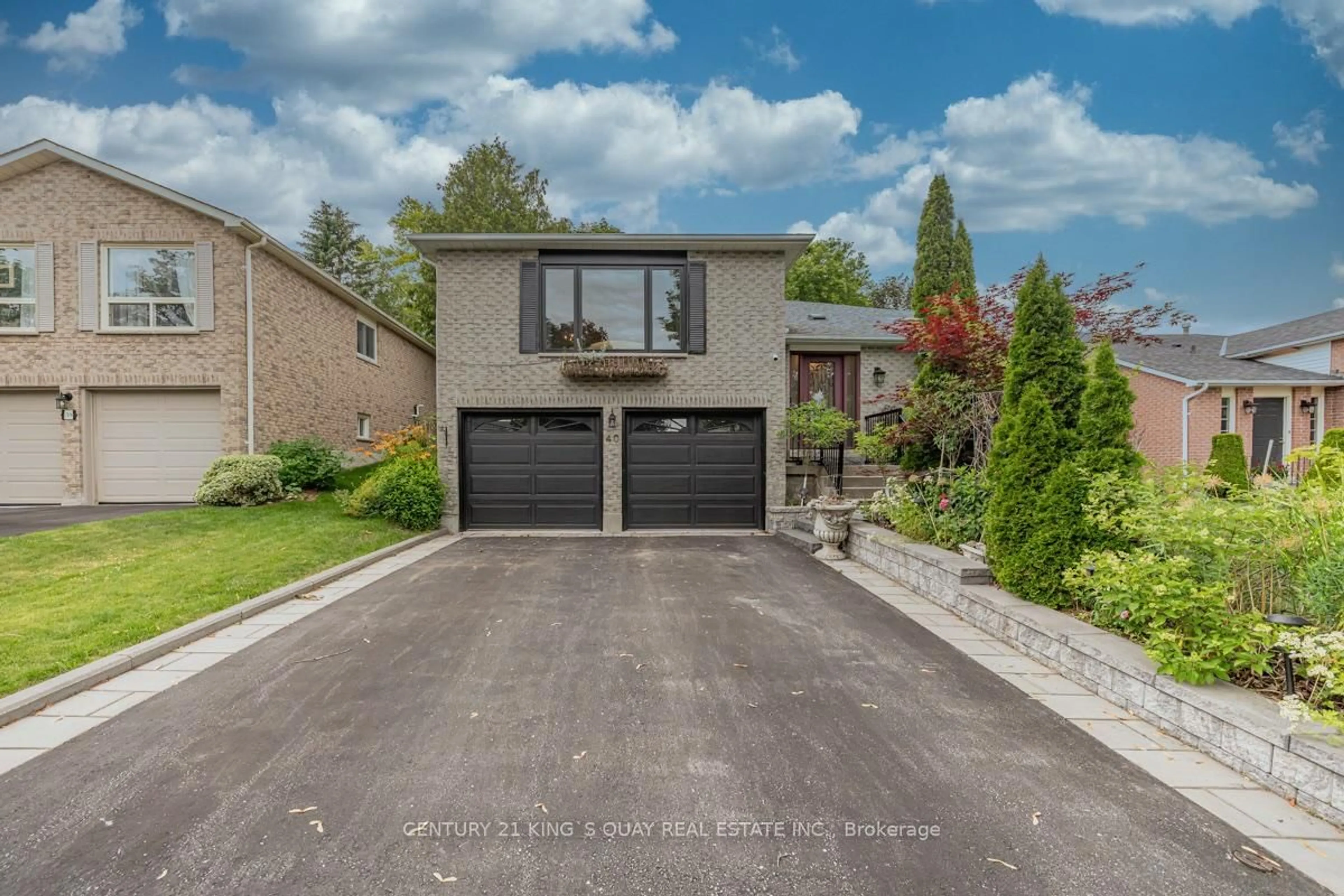Home with brick exterior material, street for 40 Stonehill Blvd, East Gwillimbury Ontario L9N 1E3