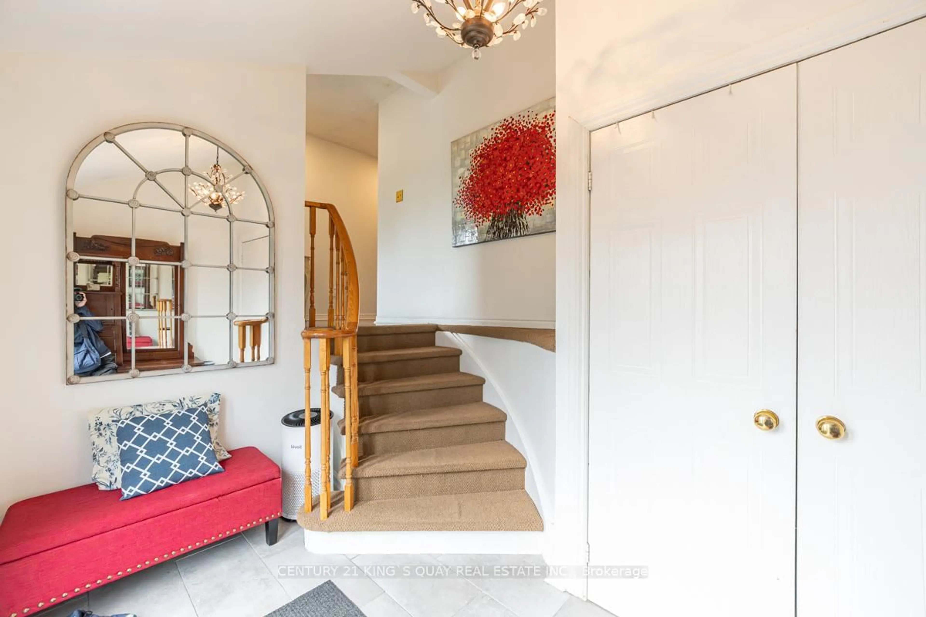 Indoor entryway for 40 Stonehill Blvd, East Gwillimbury Ontario L9N 1E3