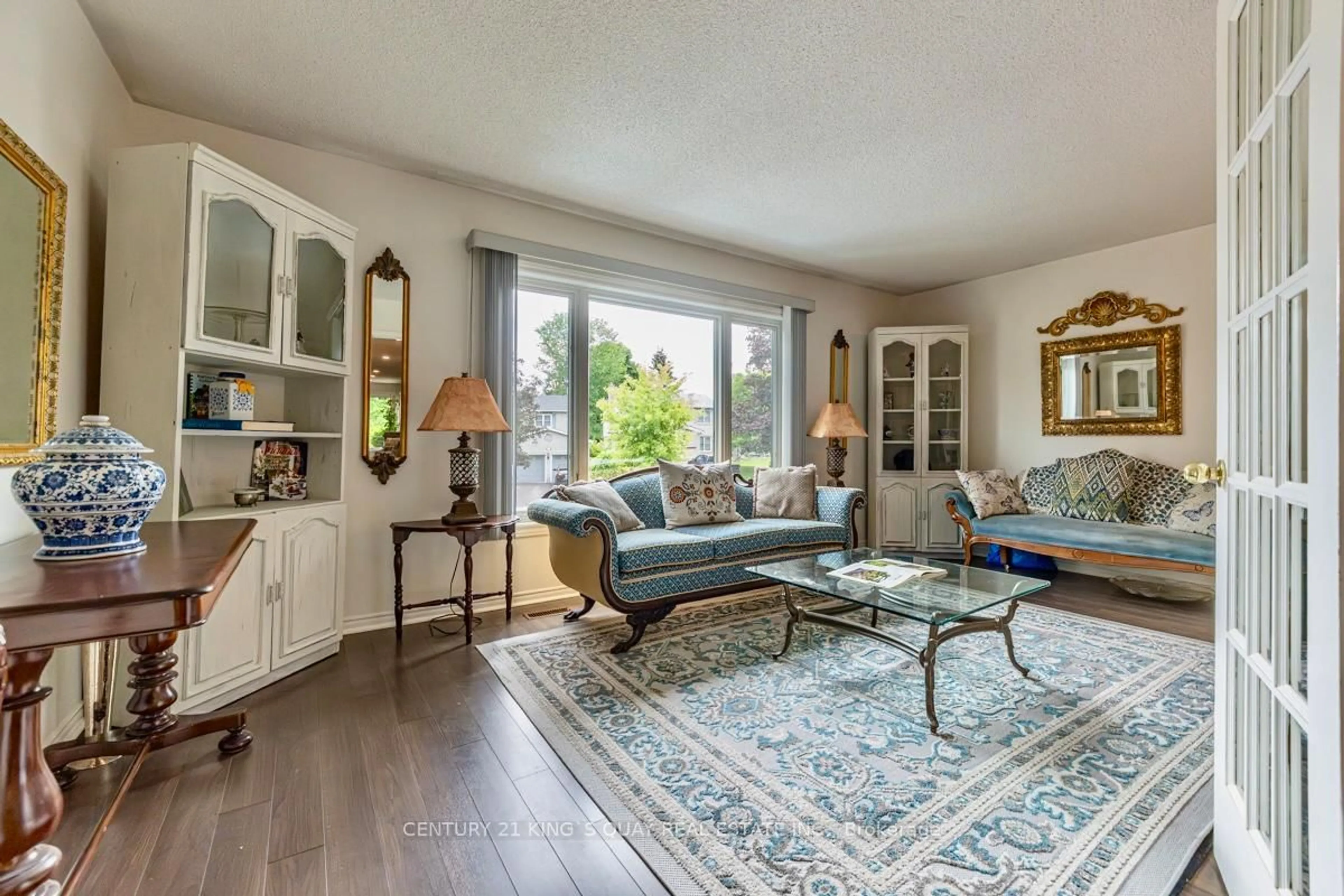 Living room with furniture, unknown for 40 Stonehill Blvd, East Gwillimbury Ontario L9N 1E3