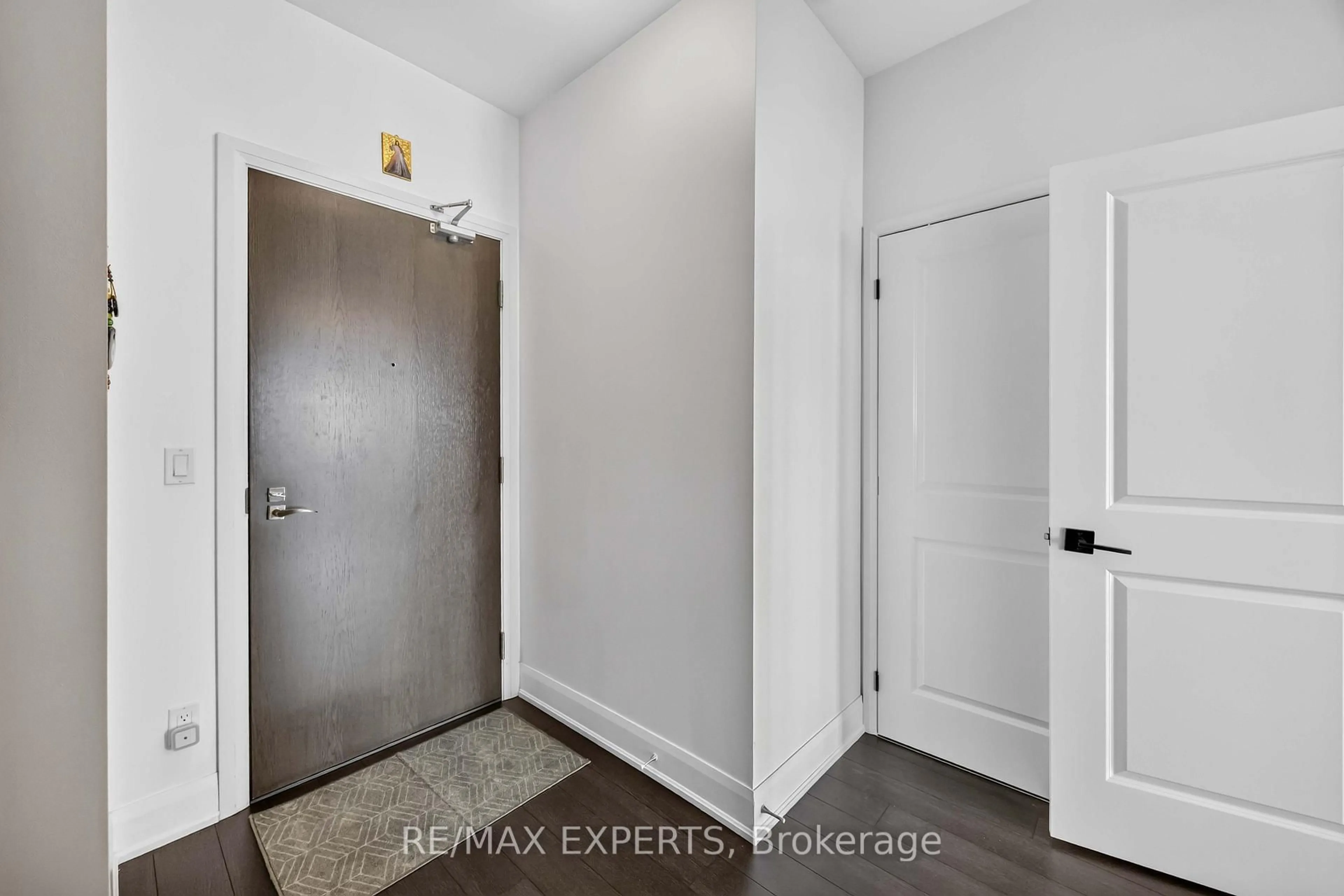 Indoor entryway for 2900 Highway 7 Rd #902, Vaughan Ontario L4K 0G3