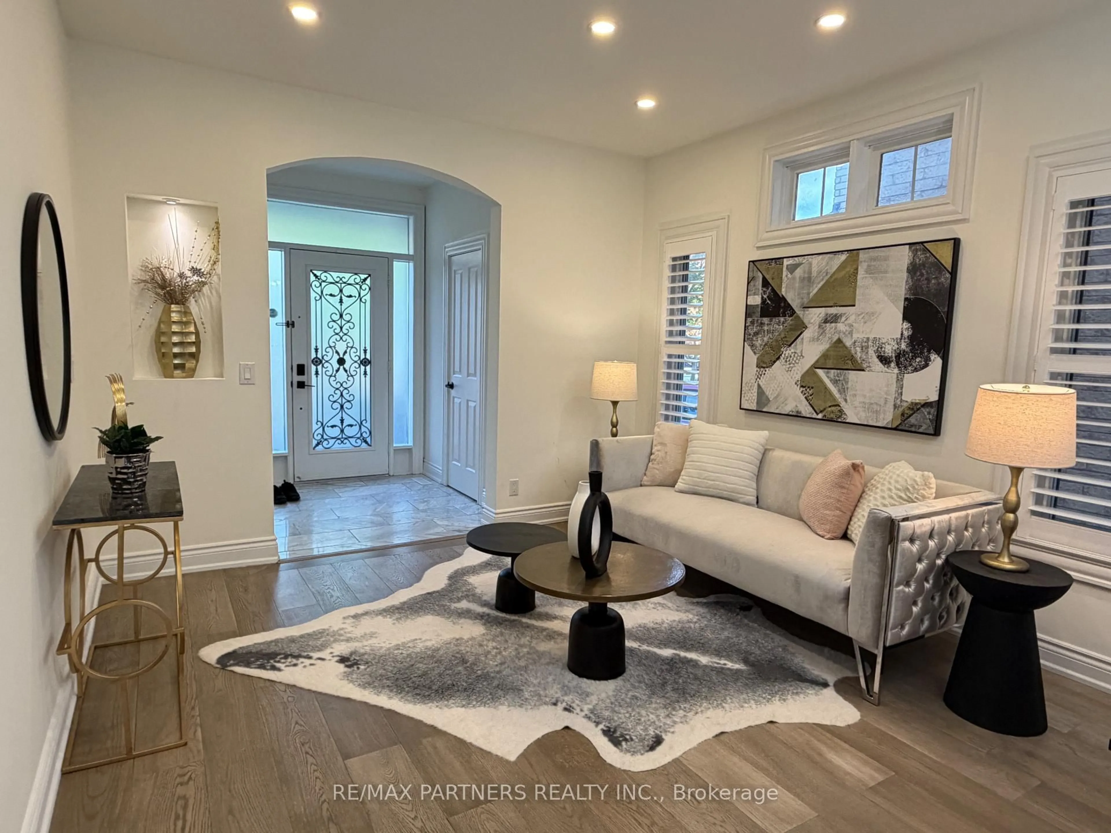 Indoor entryway for 21 Russell Hill Rd, Markham Ontario L6C 2L8
