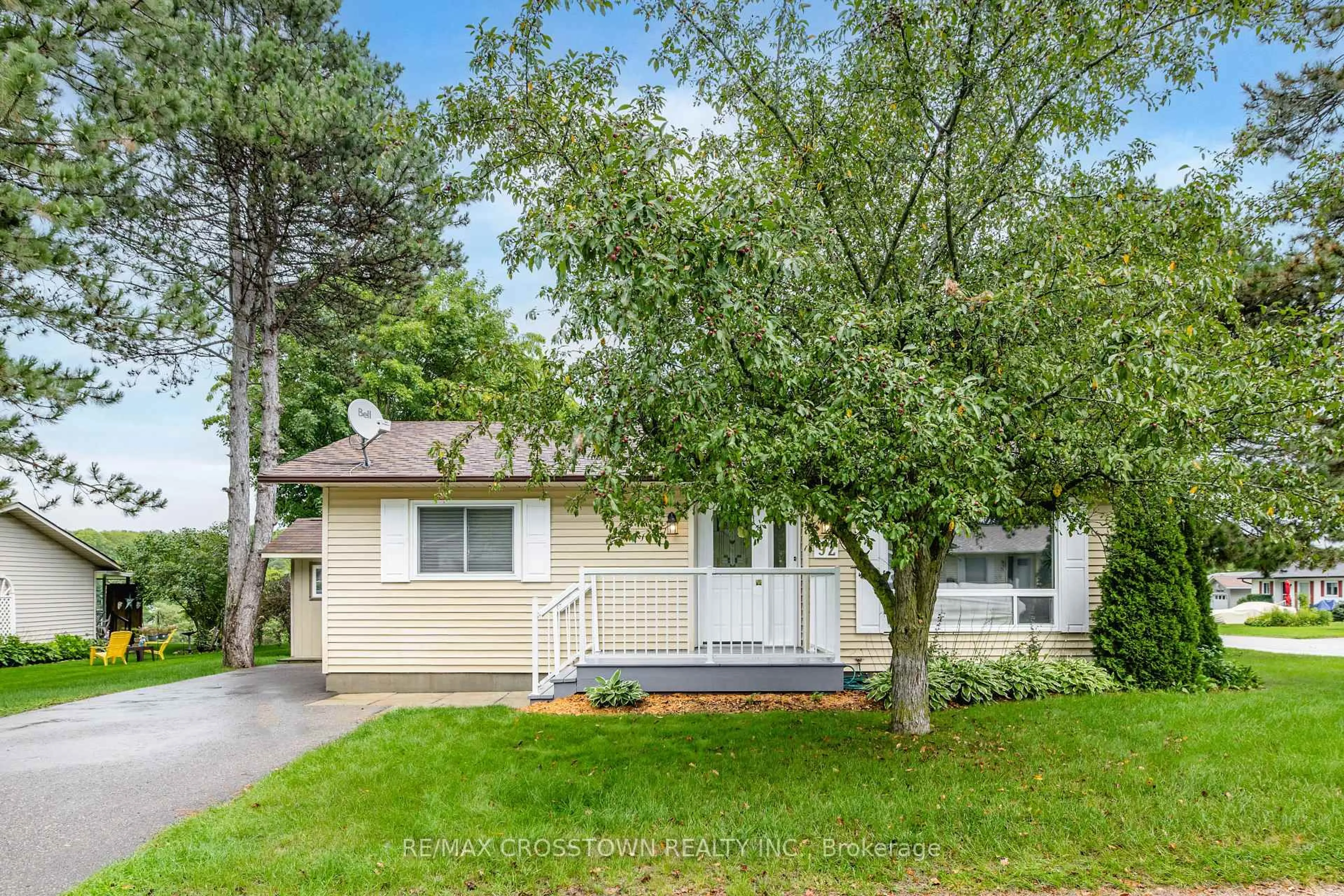 Home with vinyl exterior material, street for 92 Tecumseth Pines Dr, New Tecumseth Ontario L0G 1W0