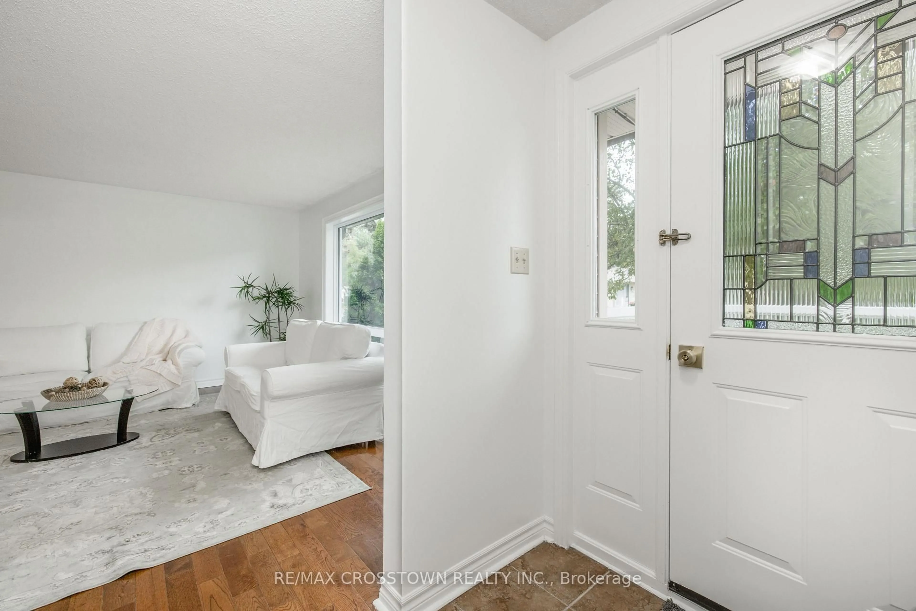 Indoor entryway for 92 Tecumseth Pines Dr, New Tecumseth Ontario L0G 1W0