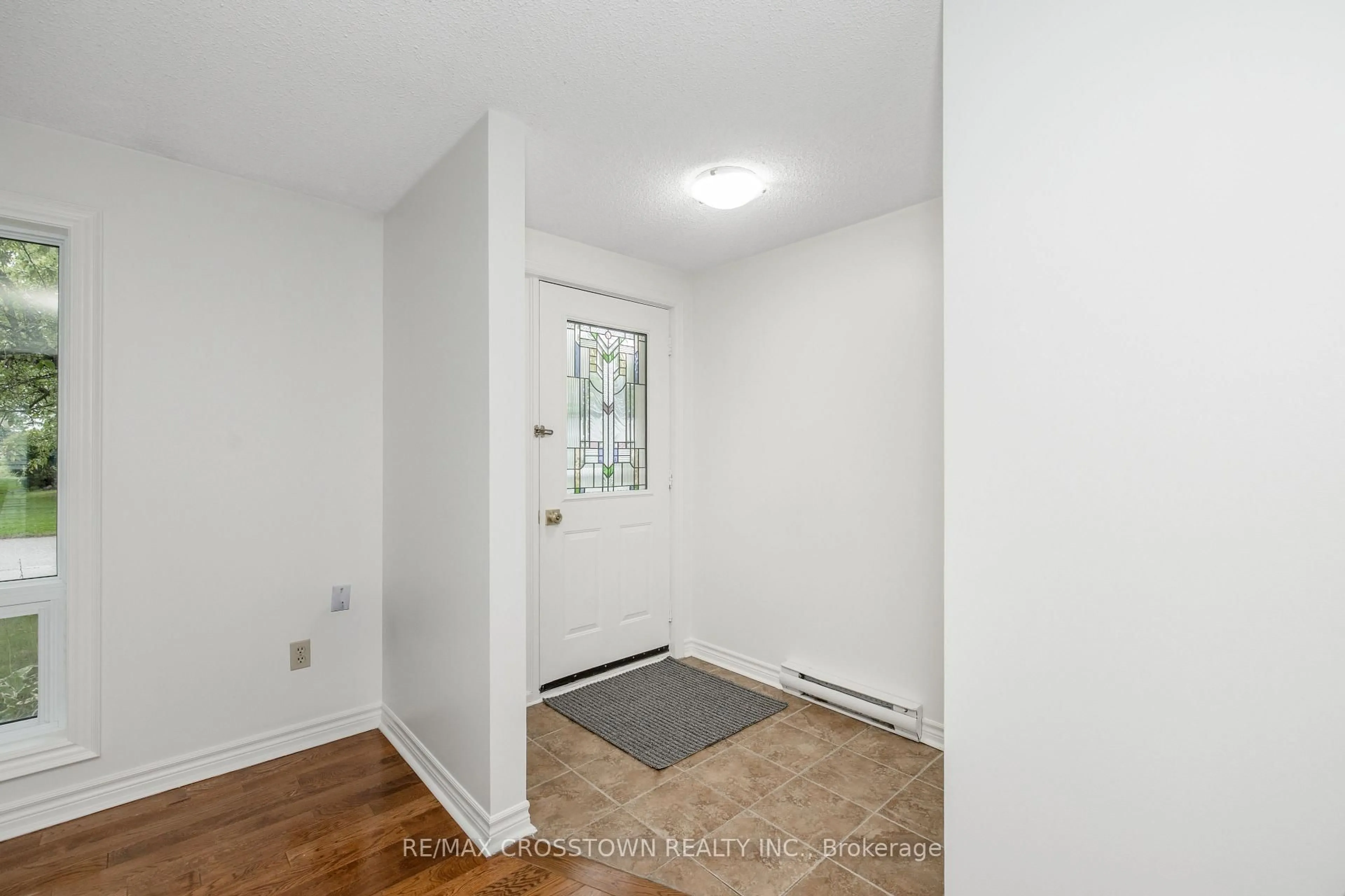 Indoor entryway for 92 Tecumseth Pines Dr, New Tecumseth Ontario L0G 1W0