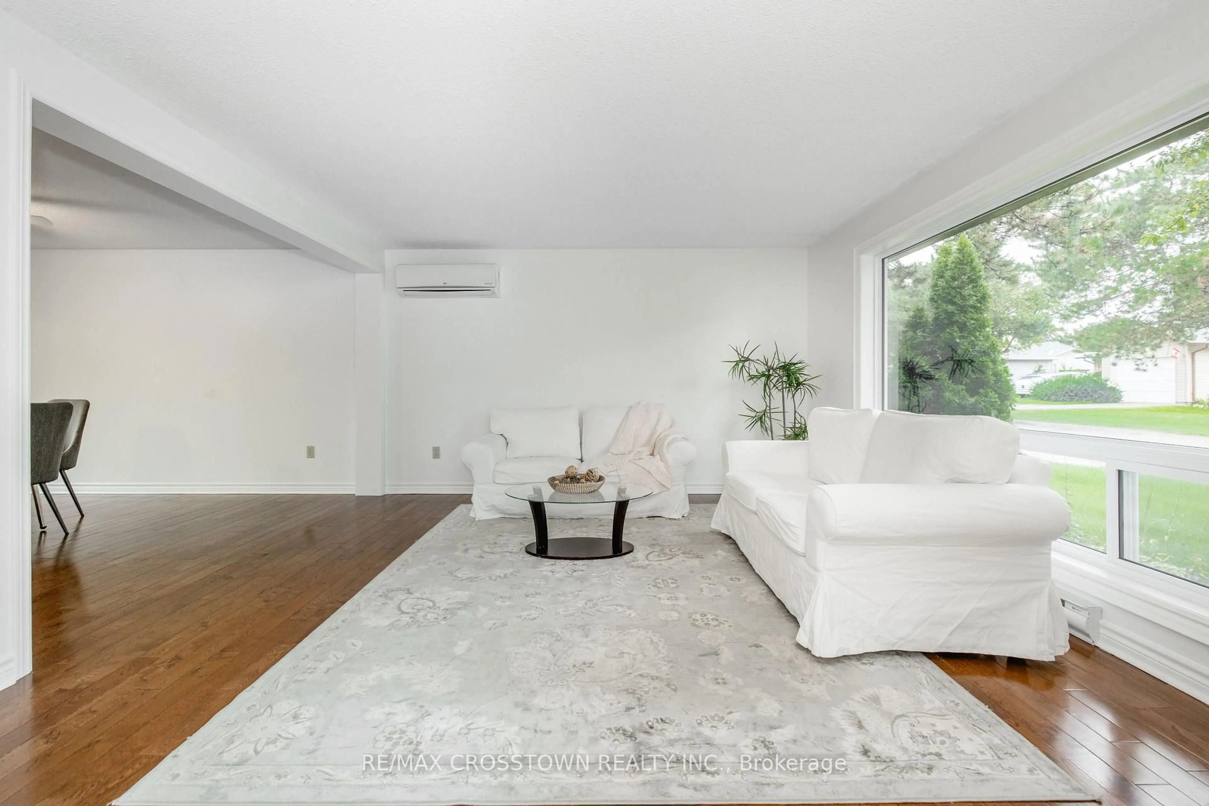 Living room with furniture, unknown for 92 Tecumseth Pines Dr, New Tecumseth Ontario L0G 1W0