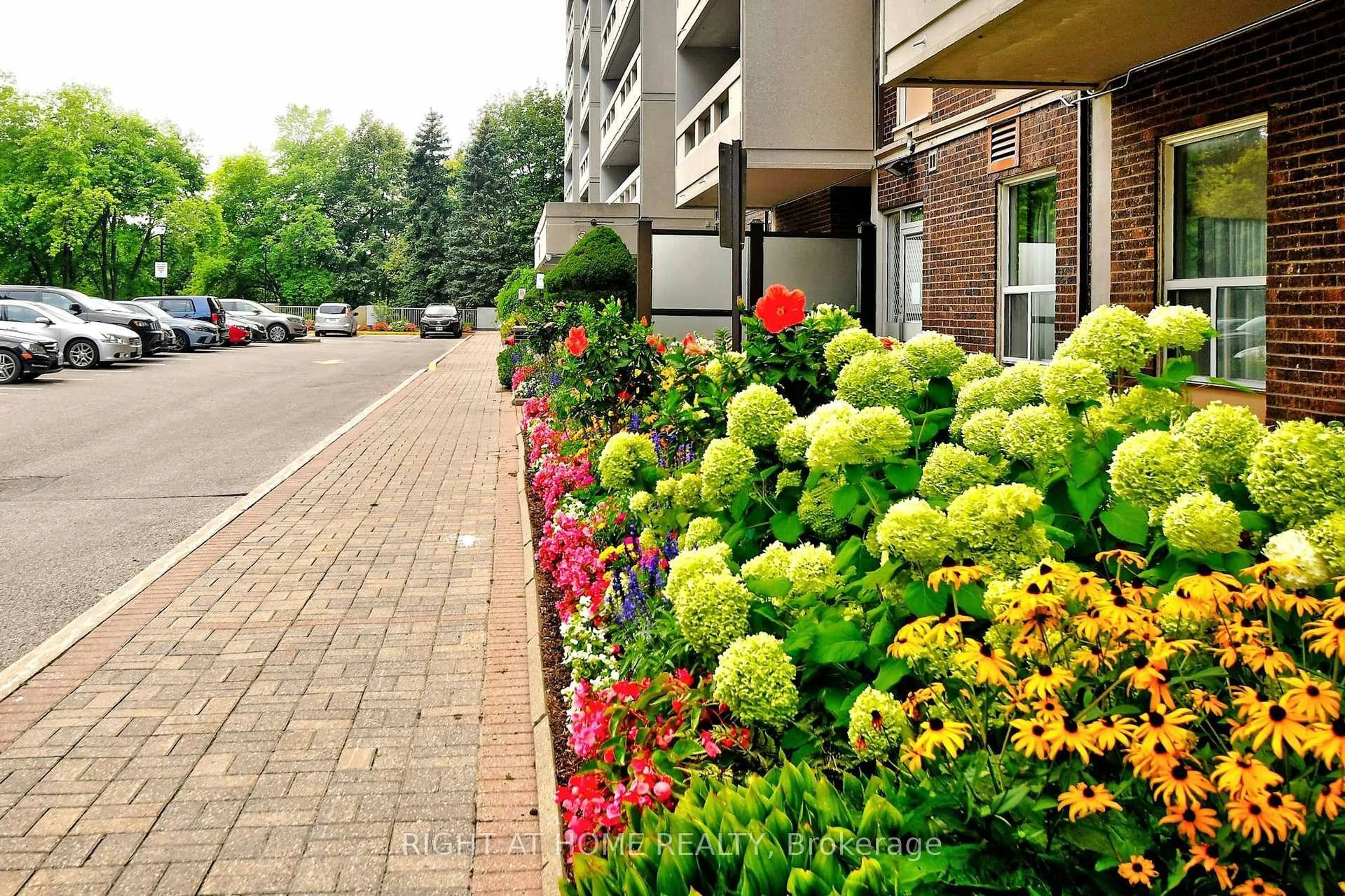 Patio, street for 60 Inverlochy Blvd #806, Markham Ontario L3T 4T7