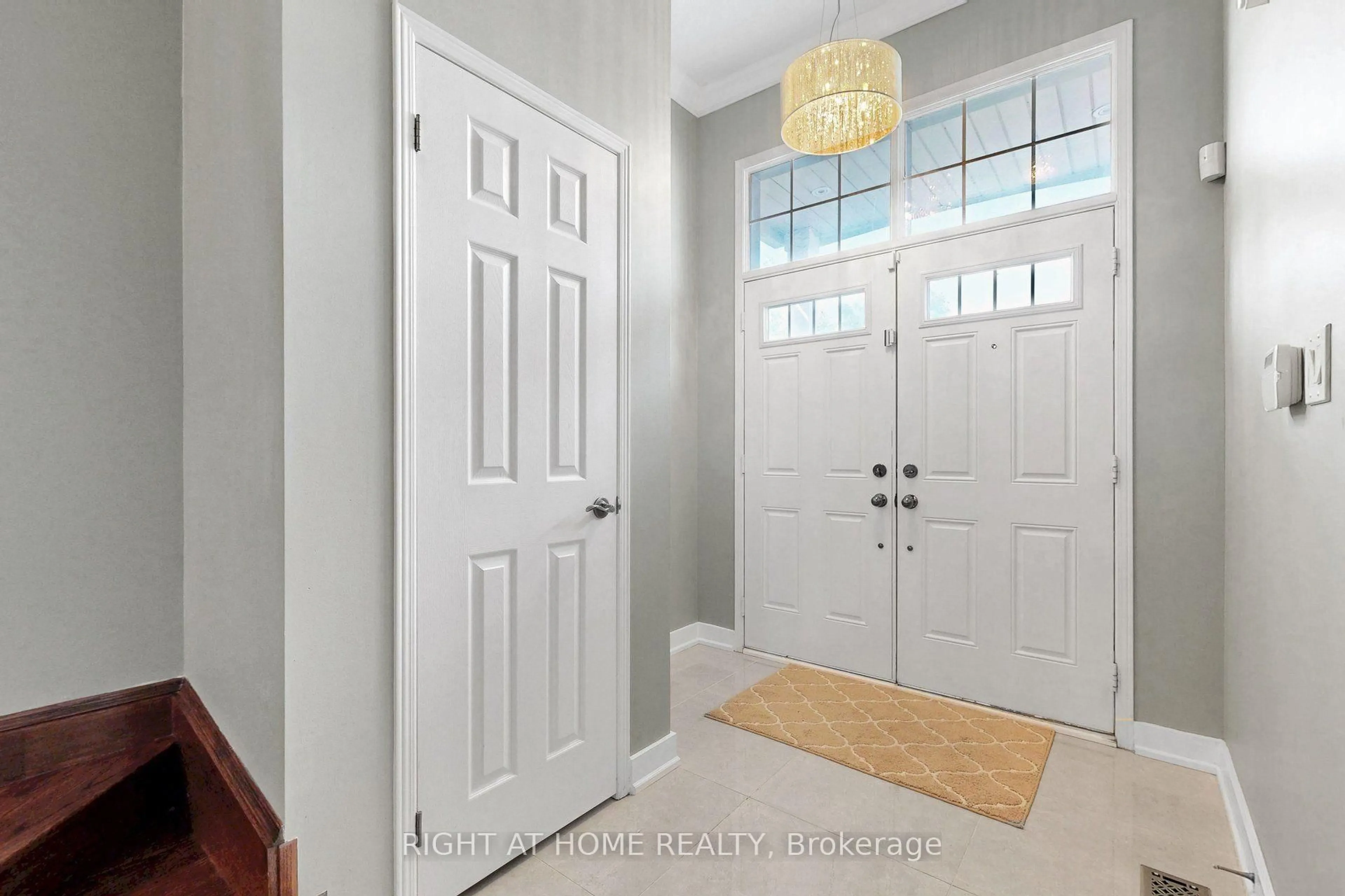 Indoor entryway for 7 Penndutch Circ, Whitchurch-Stouffville Ontario L4A 0P3