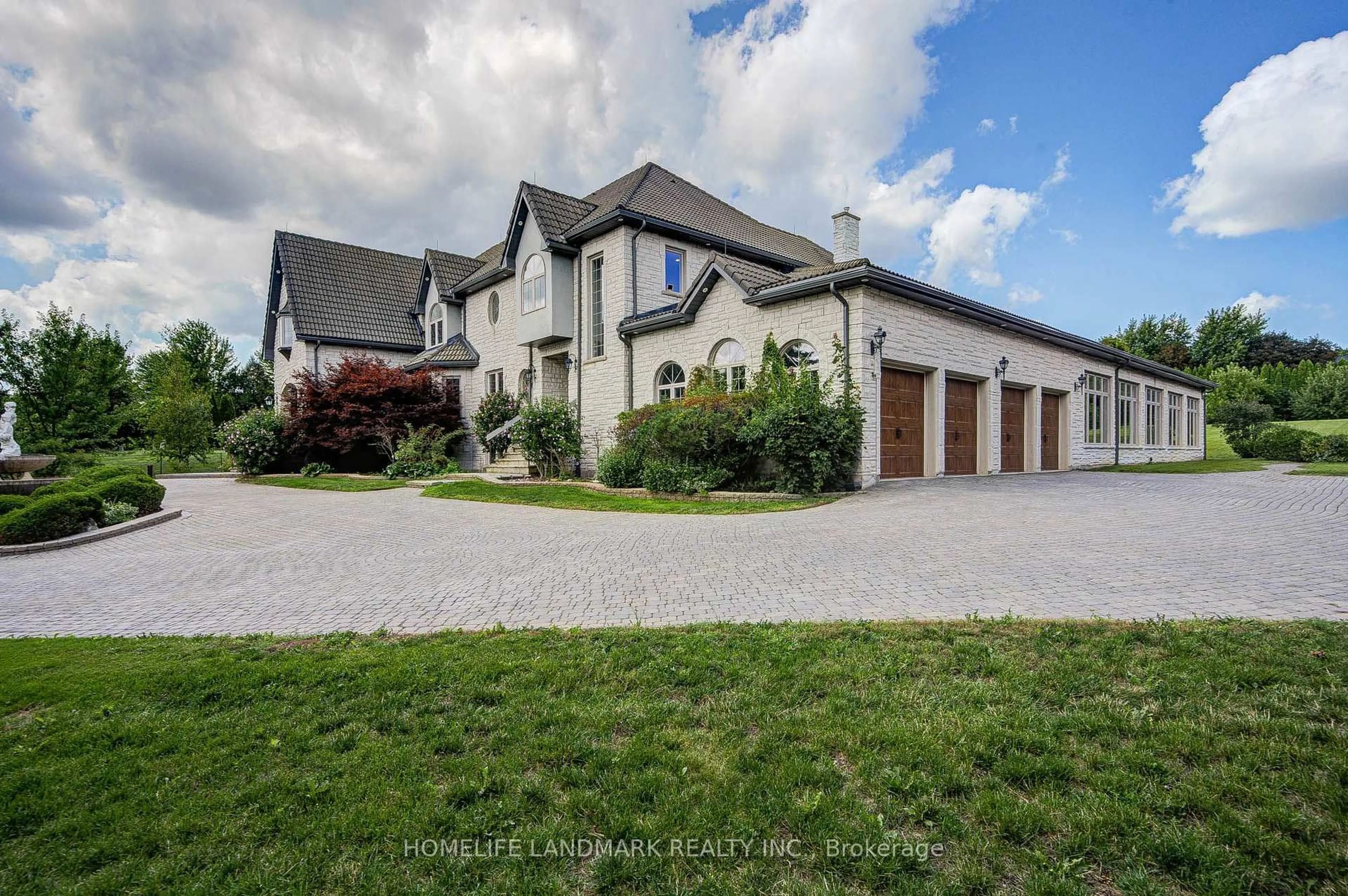 A pic from outside/outdoor area/front of a property/back of a property/a pic from drone, street for 21 Kensington Dr, Richmond Hill Ontario L4E 3M9