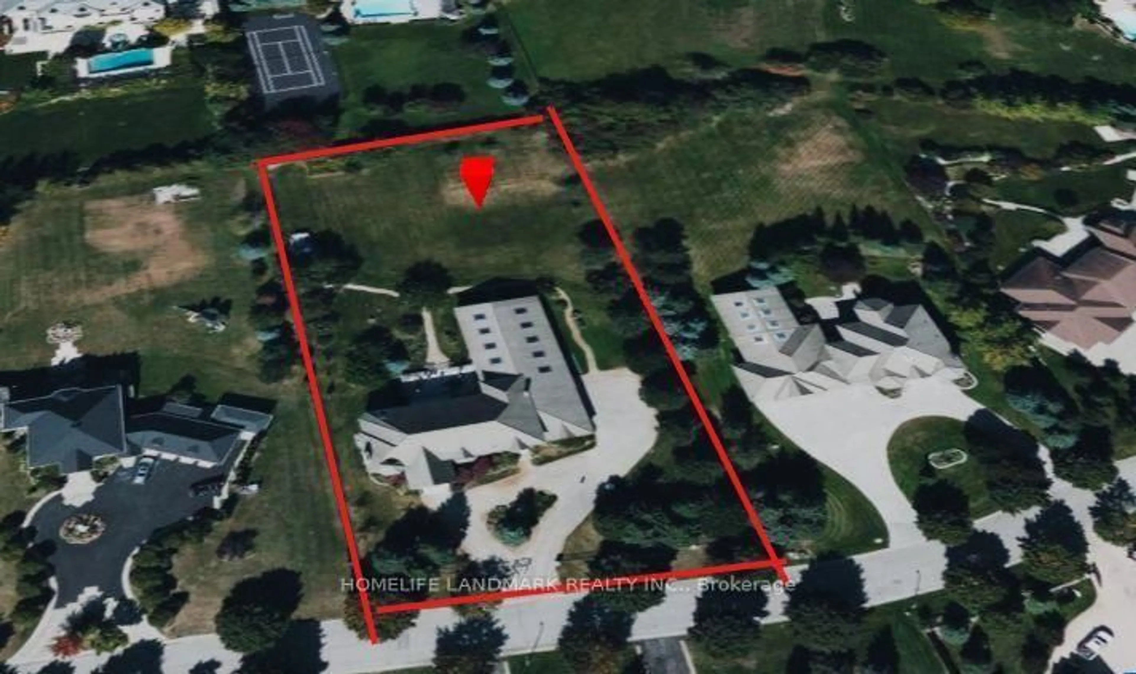 A pic from outside/outdoor area/front of a property/back of a property/a pic from drone, building for 21 Kensington Dr, Richmond Hill Ontario L4E 3M9