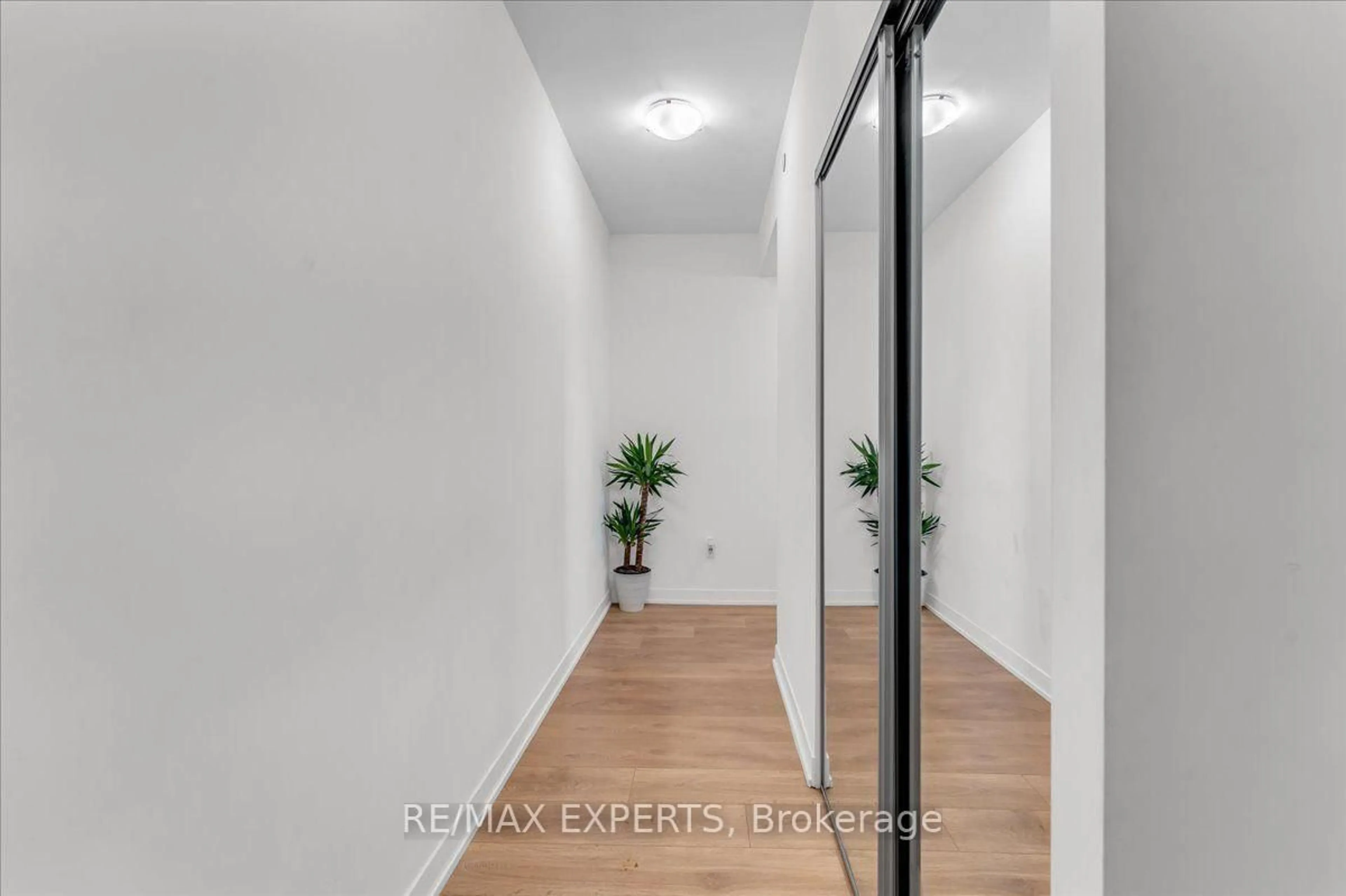 Indoor entryway for 498 Caldari Rd #828, Vaughan Ontario L4K 0R6